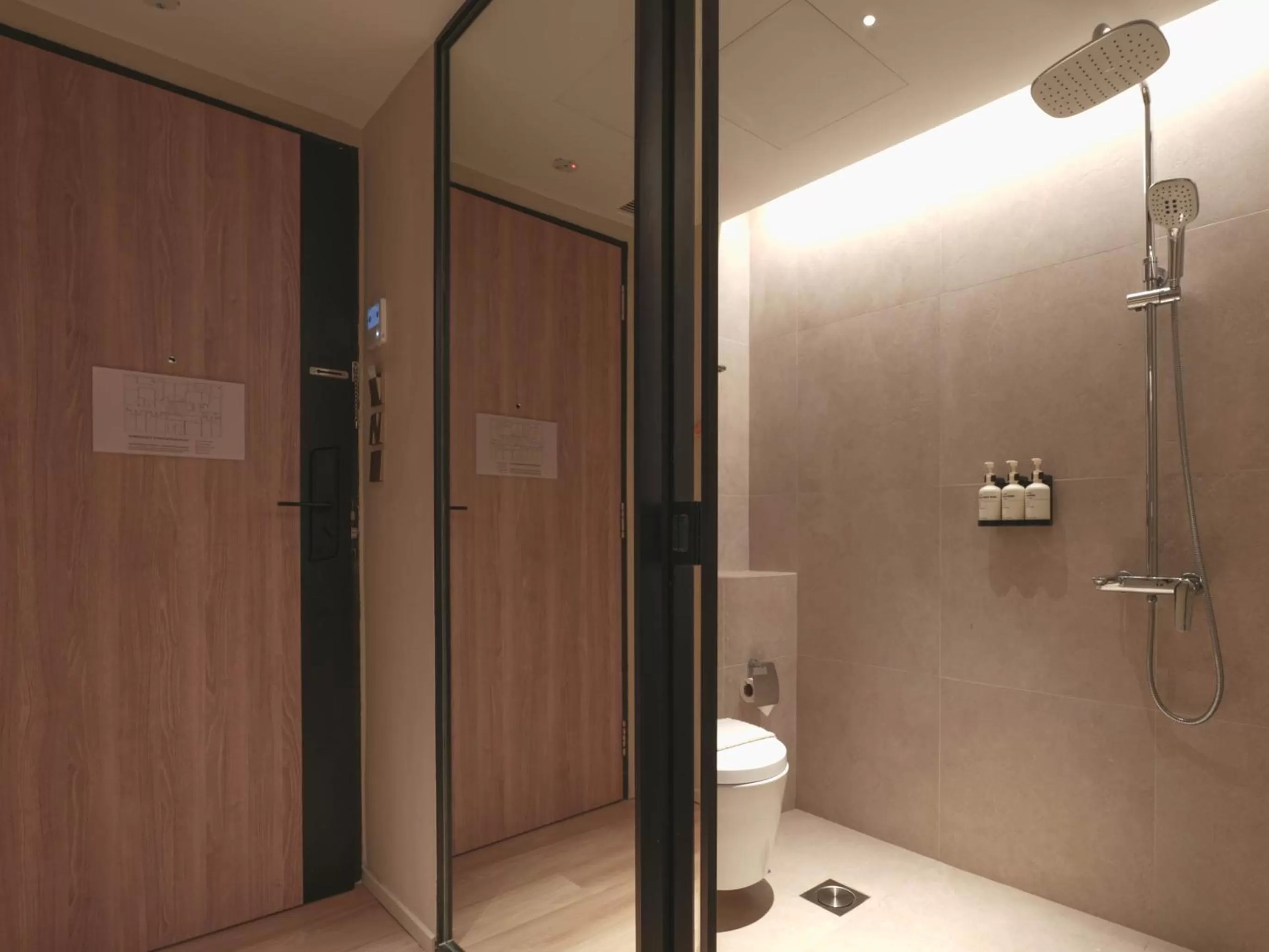 Bathroom in Hotel 1900 Chinatown