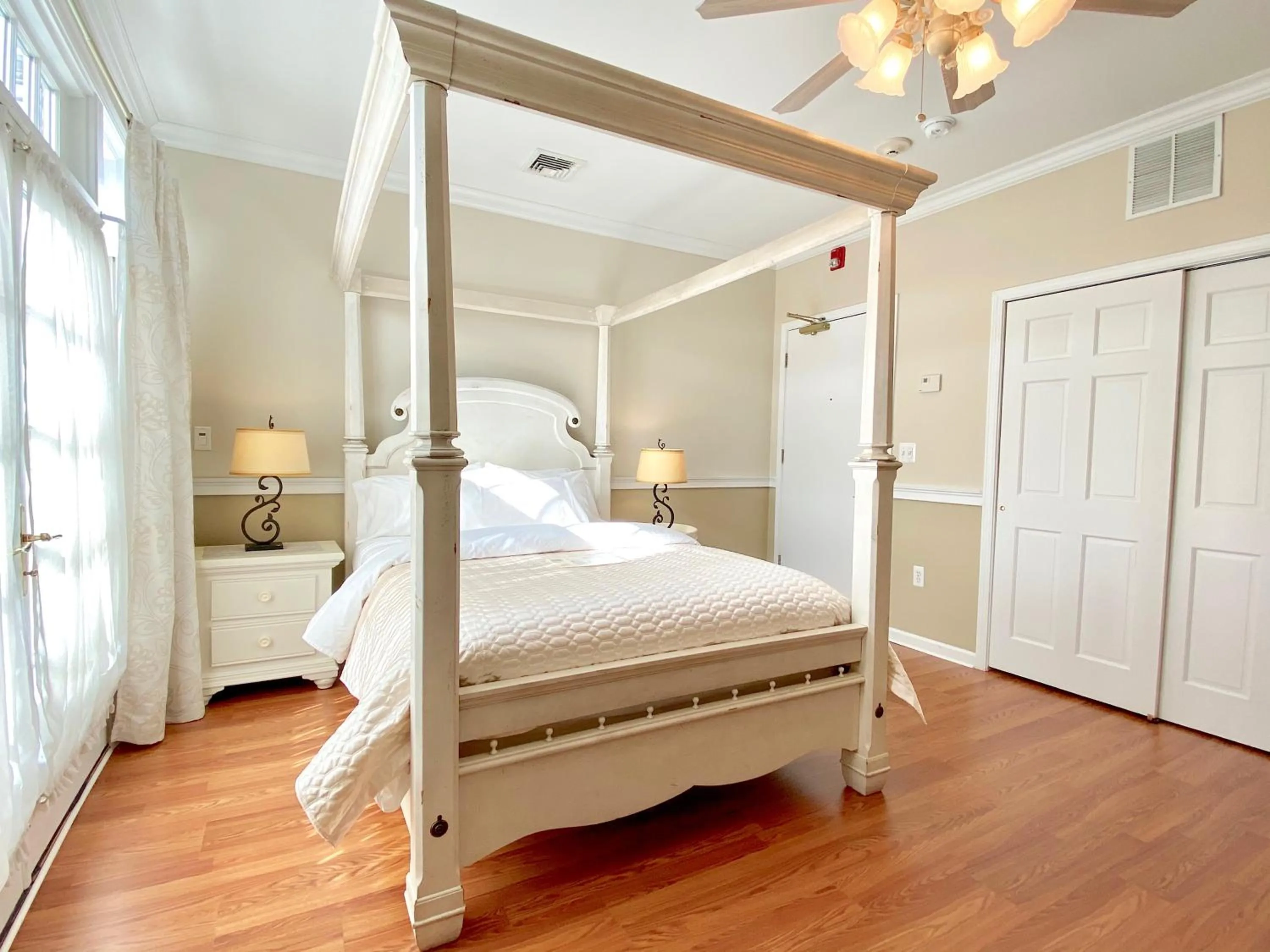 Bed in Inn on Main Hotel