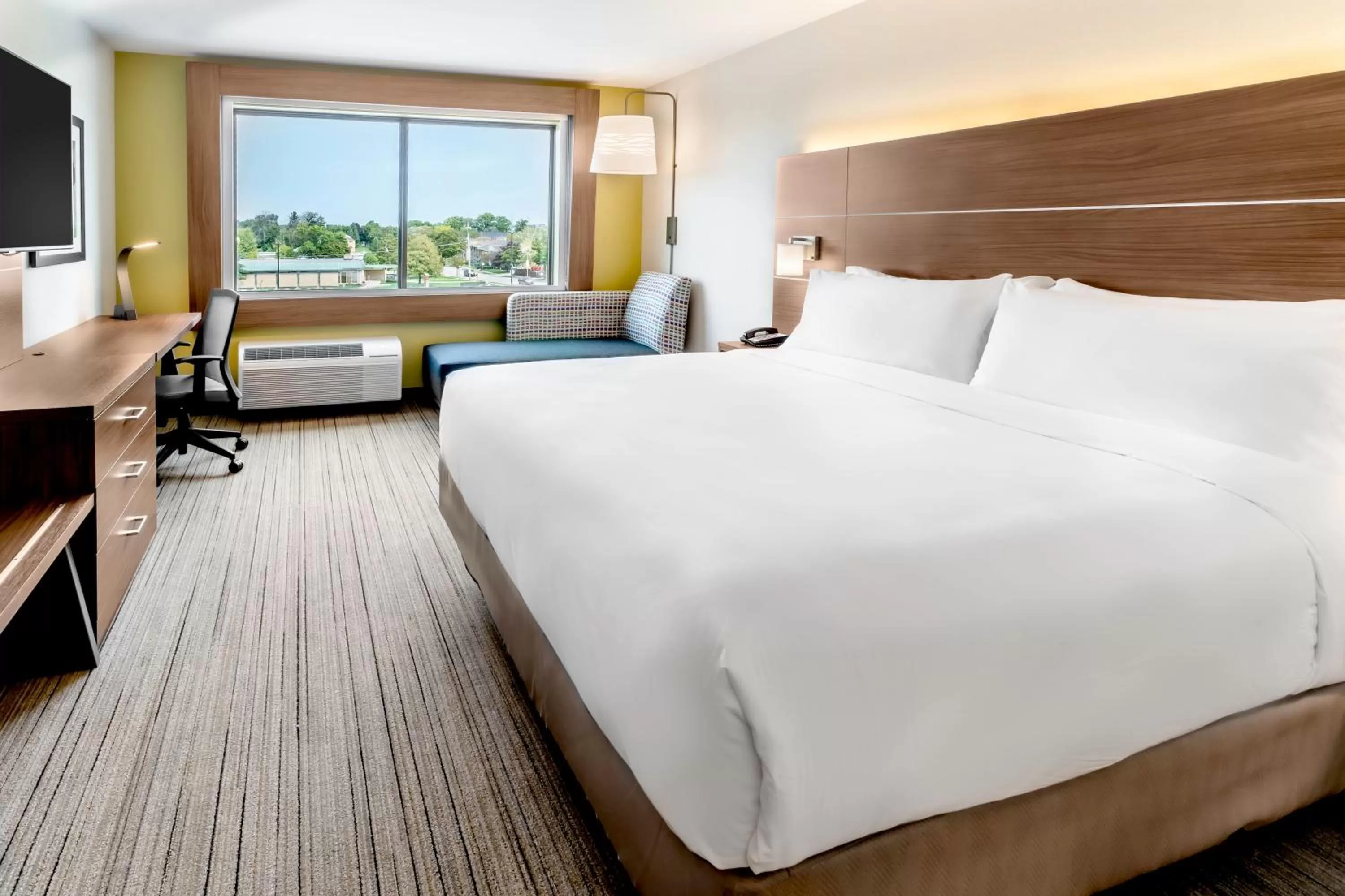 Photo of the whole room, Bed in Holiday Inn Express & Suites - Milwaukee West Allis by IHG