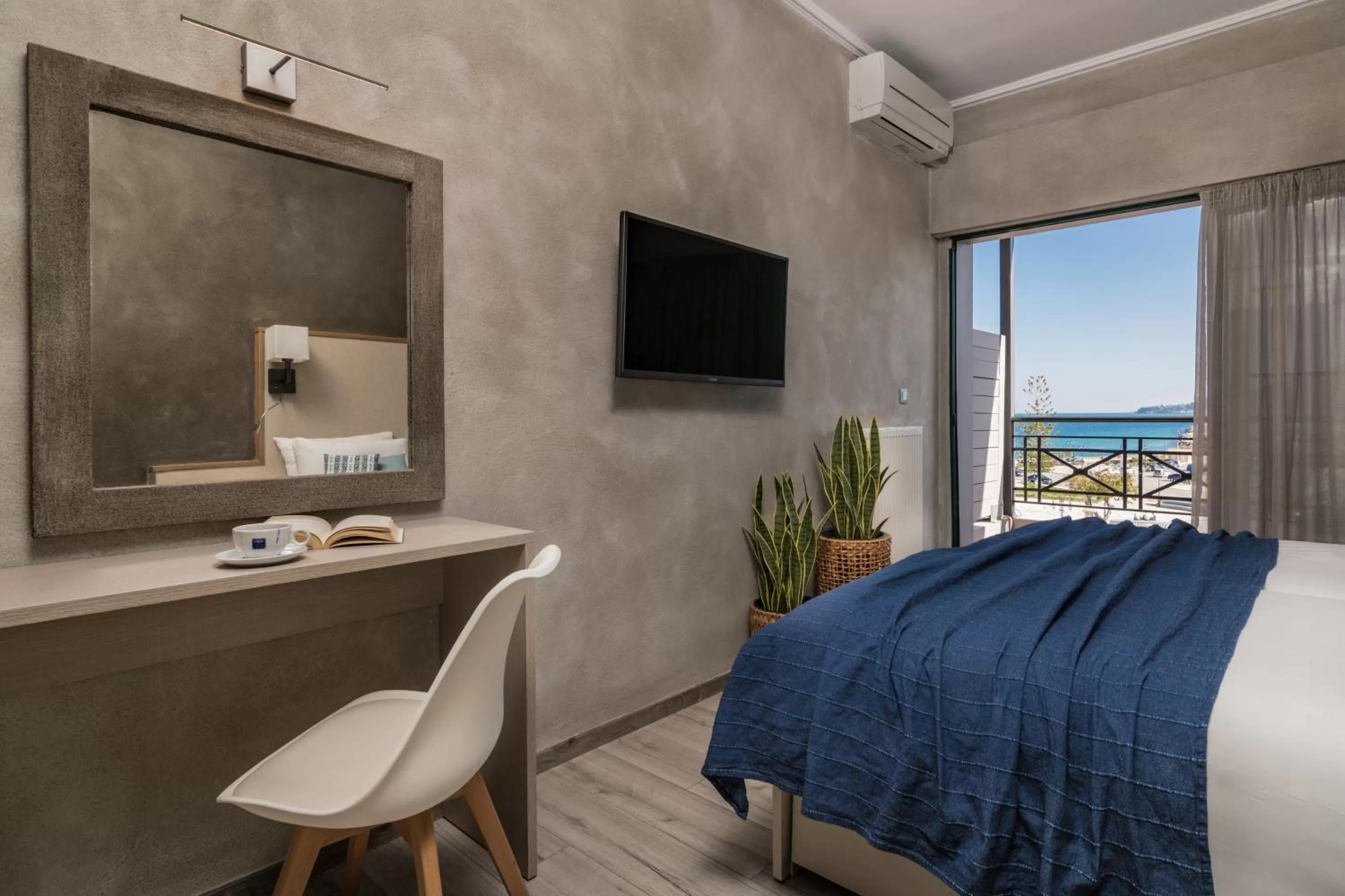 Balcony/Terrace, Bed in Phoenix Hotel