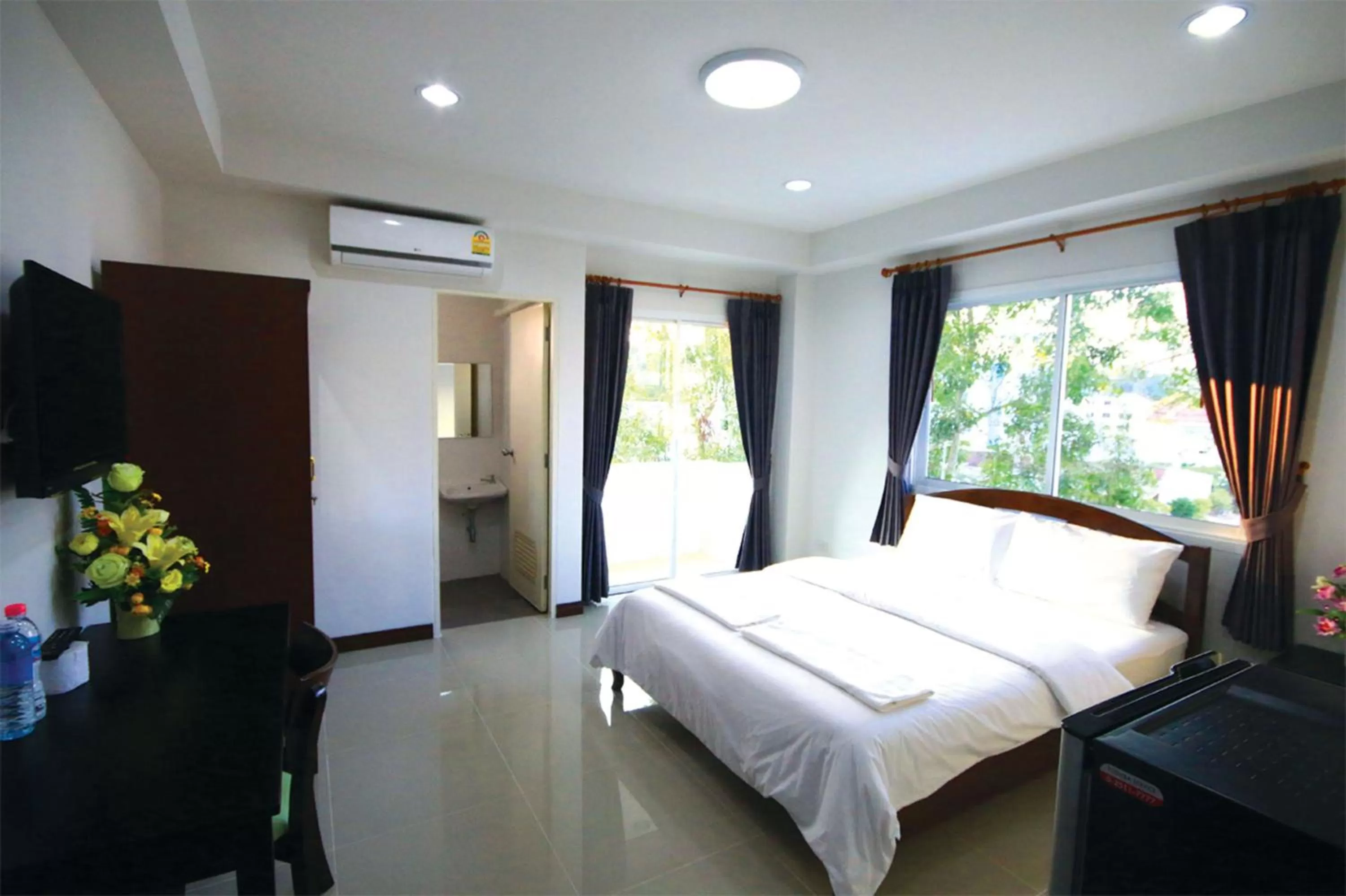 Photo of the whole room, Bed in Baan Samrarn