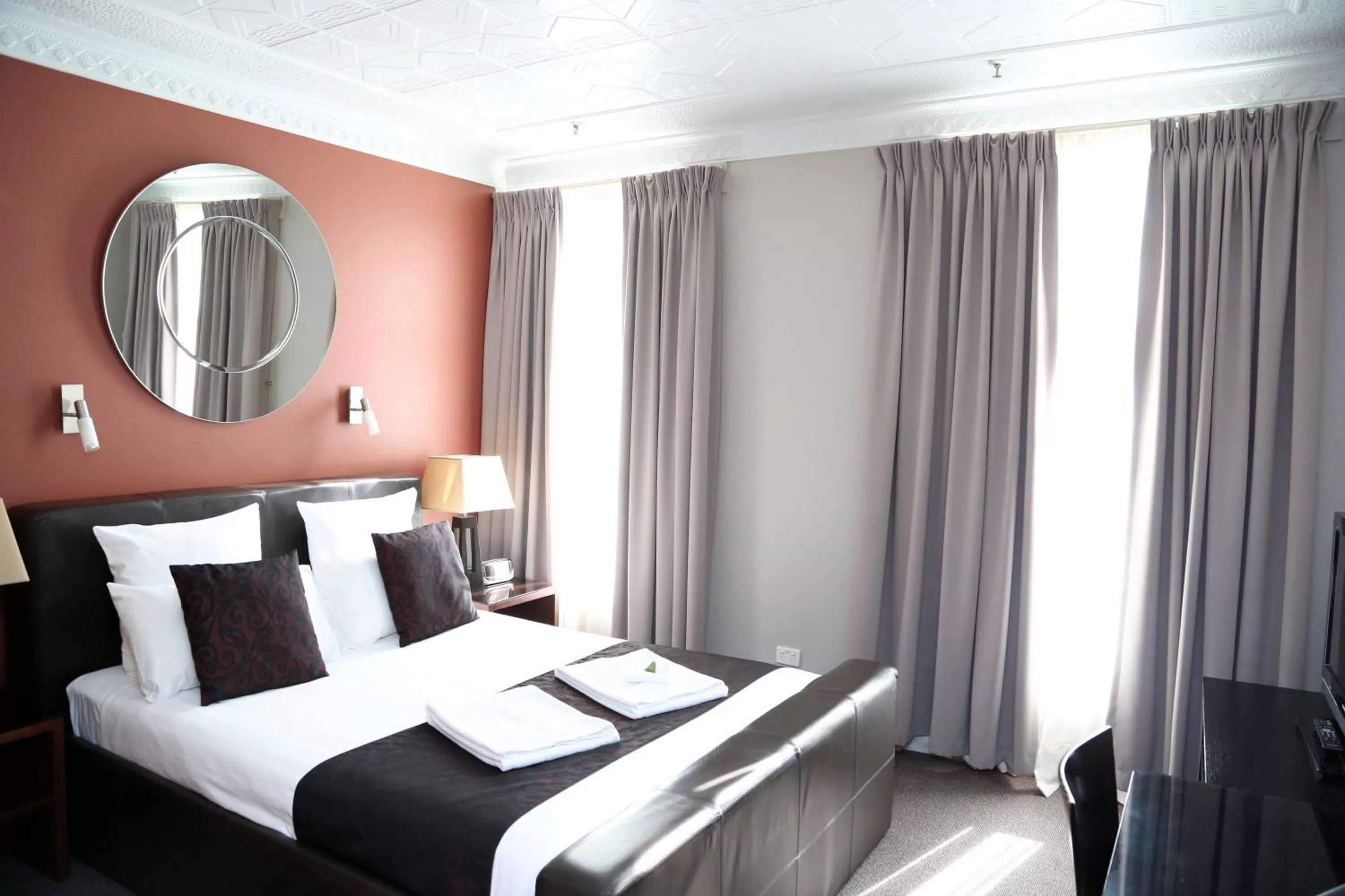 Queen Suite in Clarendon Hotel