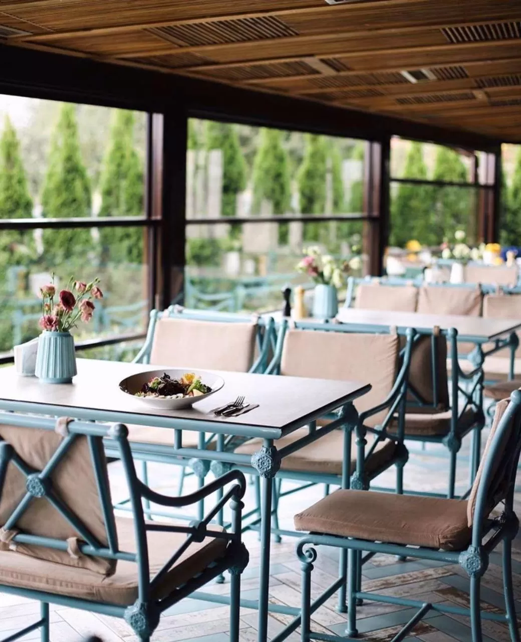 Restaurant/places to eat in Rivoli Hotel