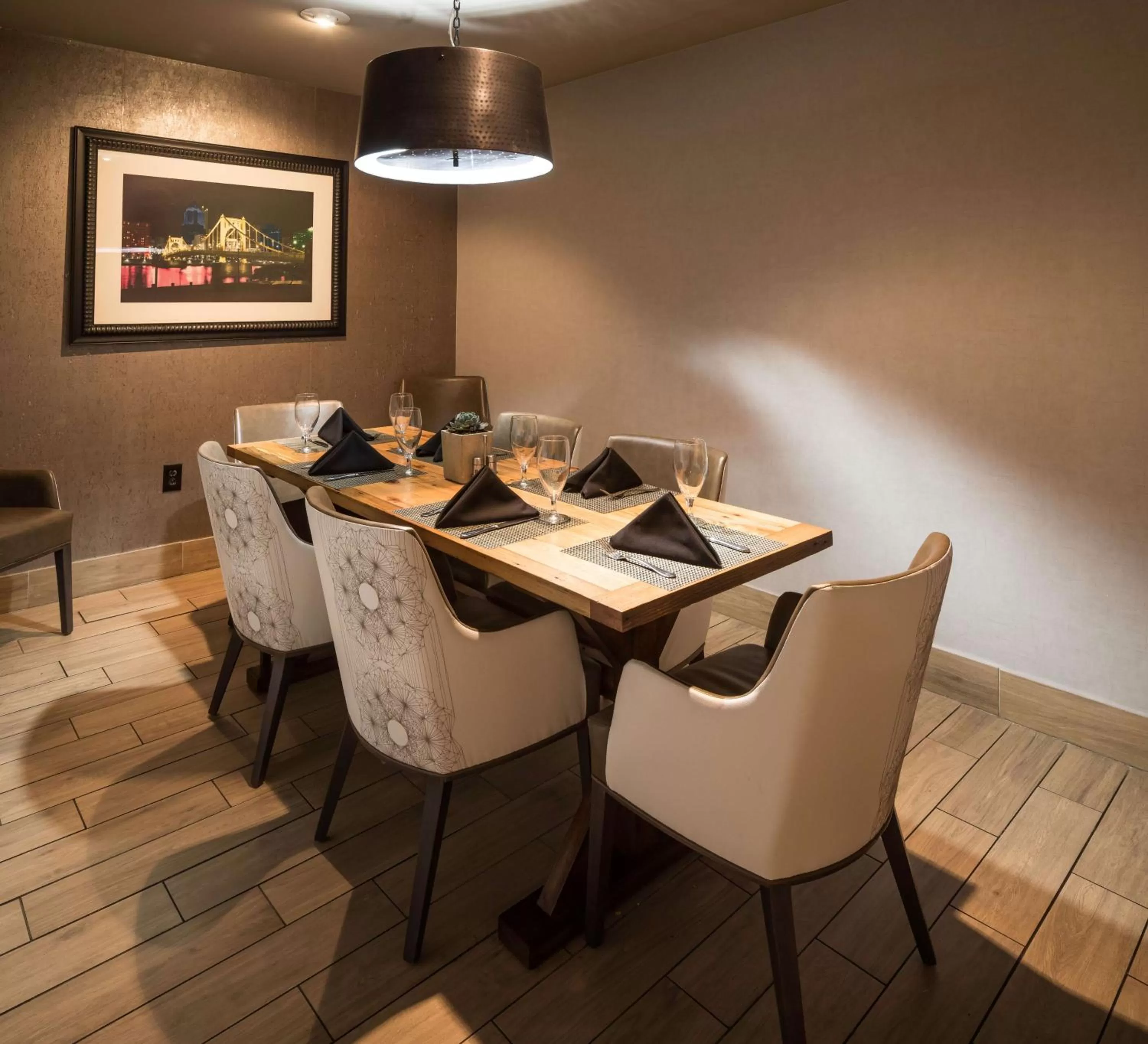 Restaurant/places to eat in DoubleTree by Hilton Hotel & Suites Pittsburgh Downtown