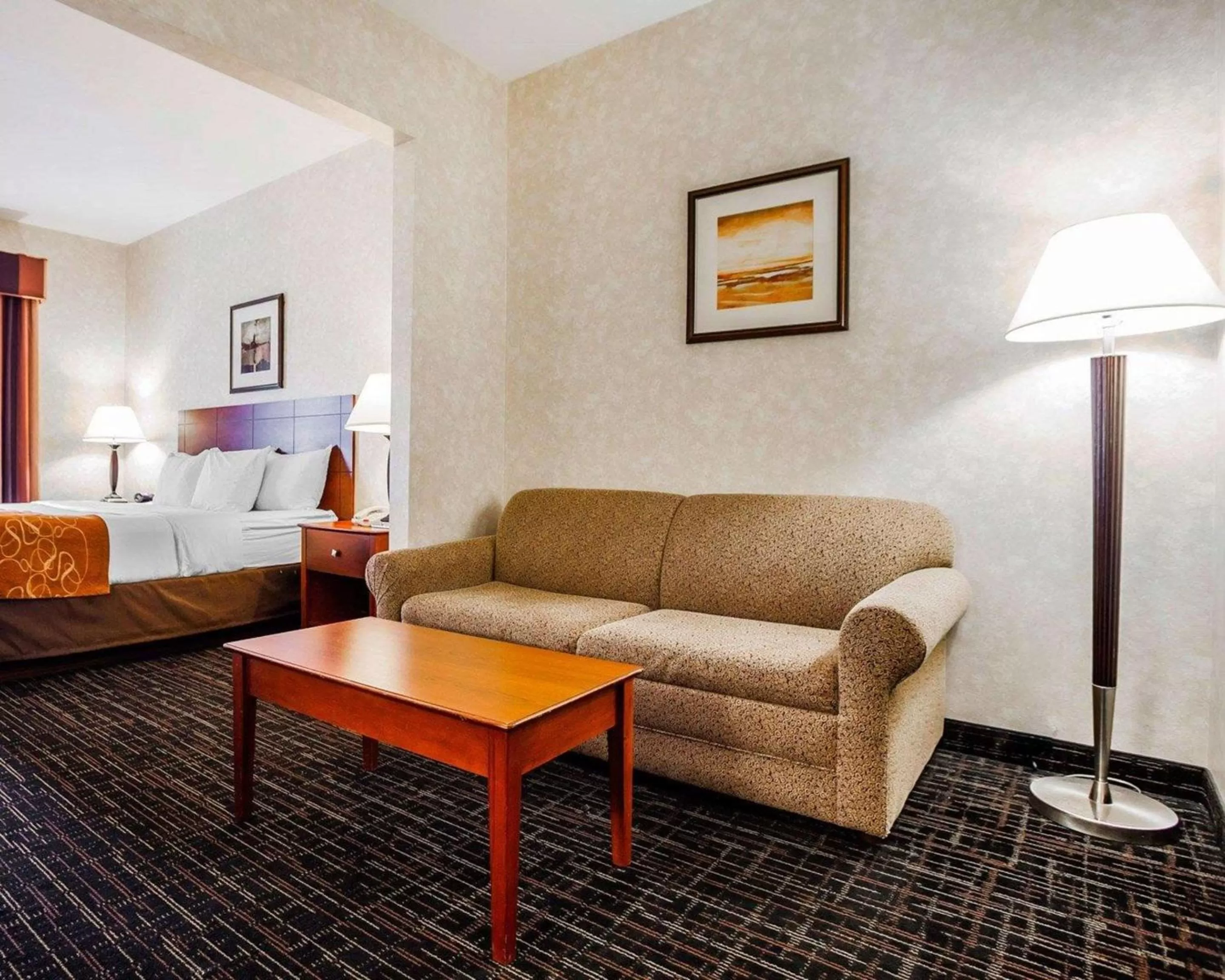 Photo of the whole room, Bed in Comfort Suites Independence - Kansas City