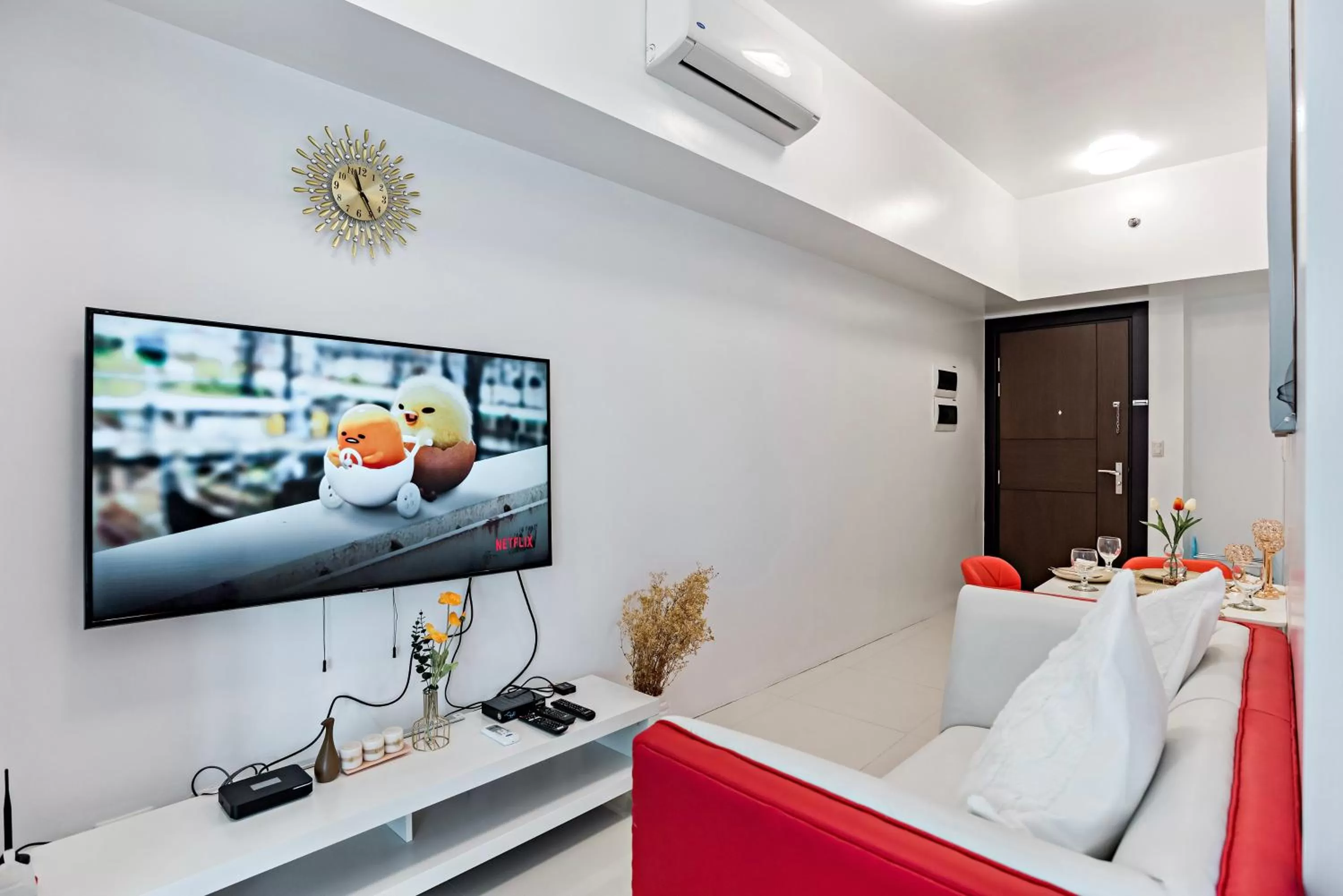 TV and multimedia in 1BR Suite in Uptown BGC