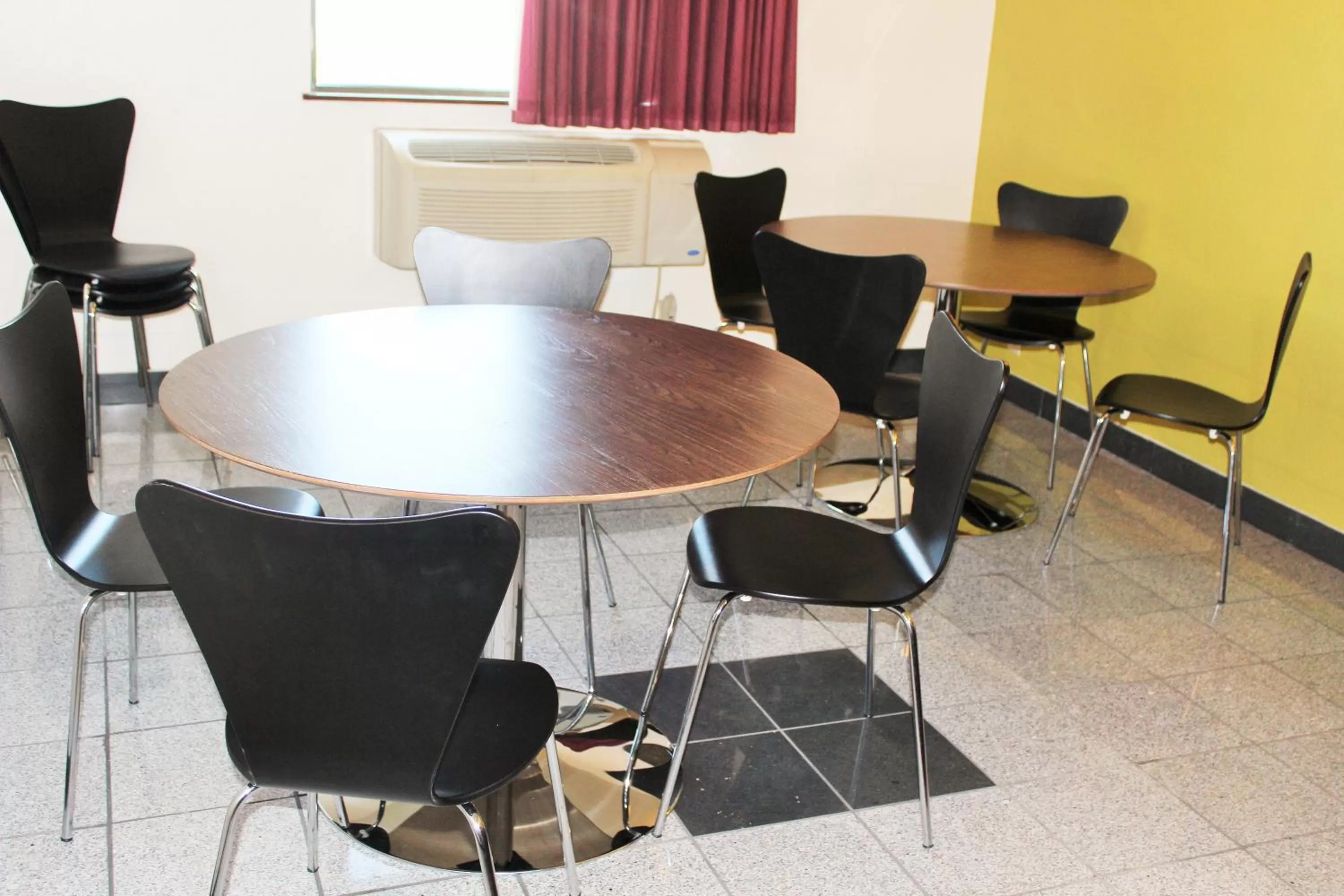 Restaurant/places to eat in Super 8 by Wyndham South Boston VA