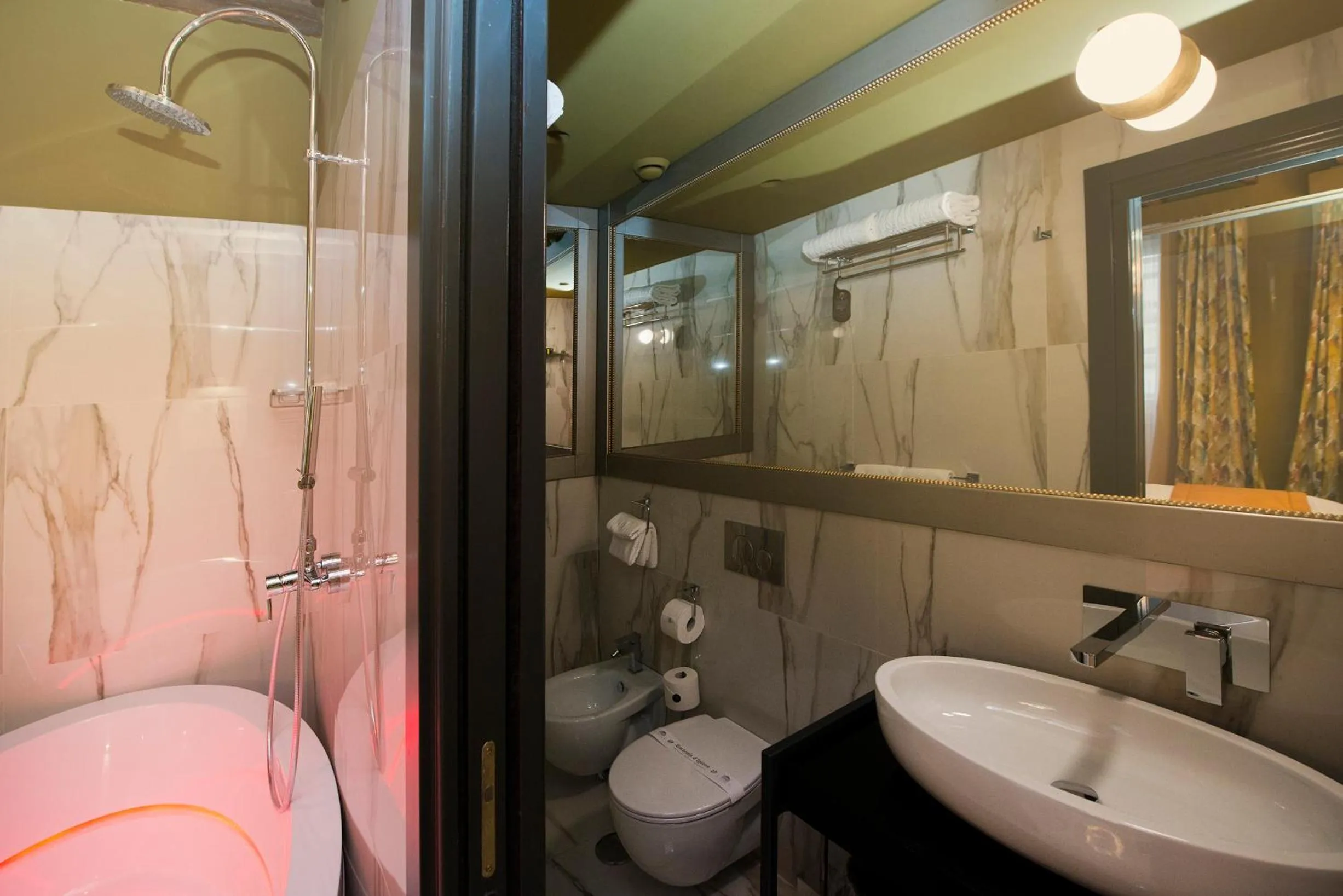 Toilet in Torre Argentina Relais - Residenze di Charme