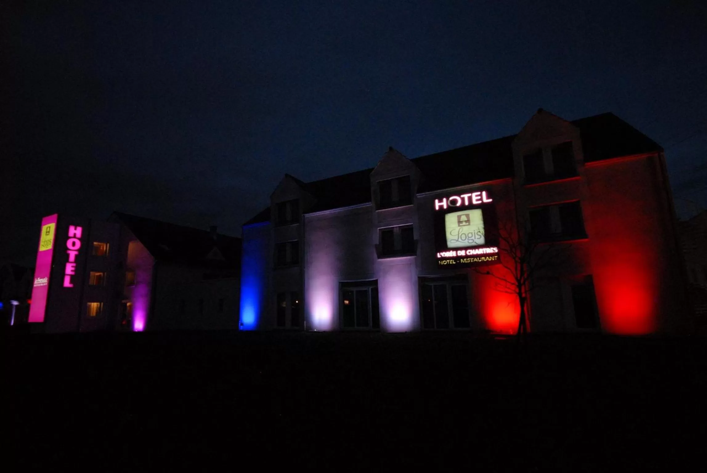 Facade/entrance in Logis L'Orée de Chartres - Barjouville