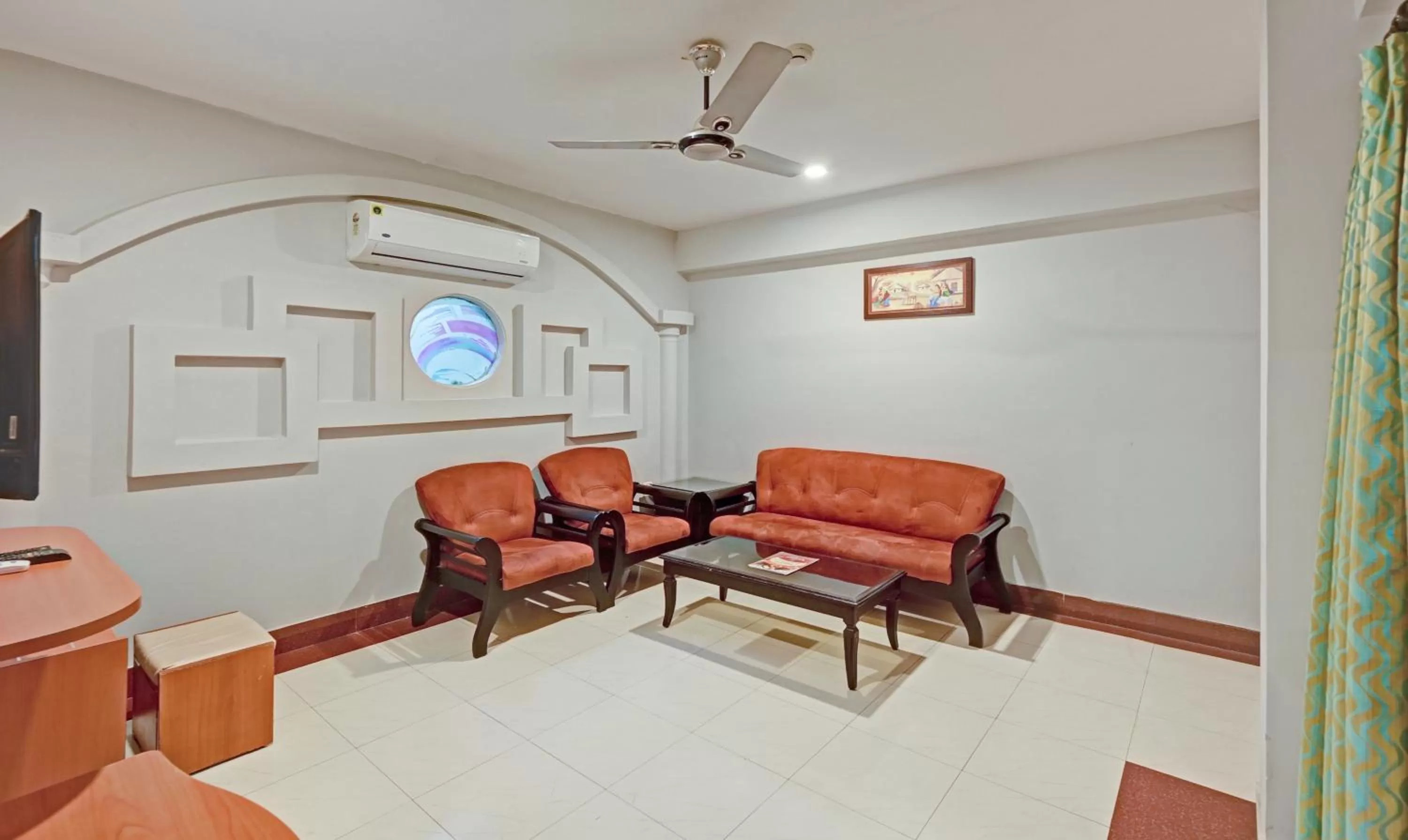 Seating area in Treebo Sidhartha International Baliapanda