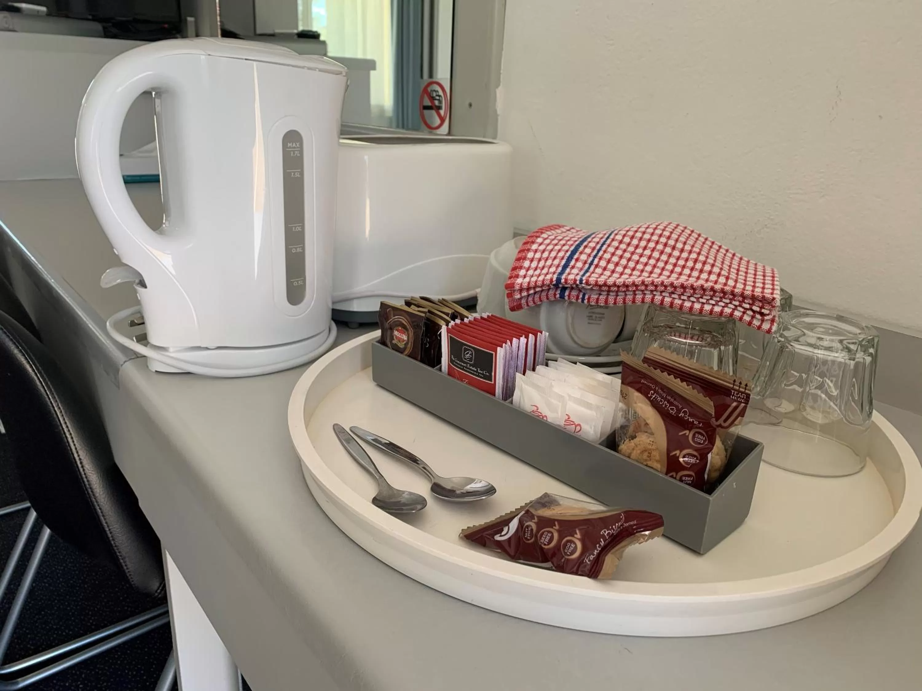 Coffee/tea facilities in High Mountains Motor Inn