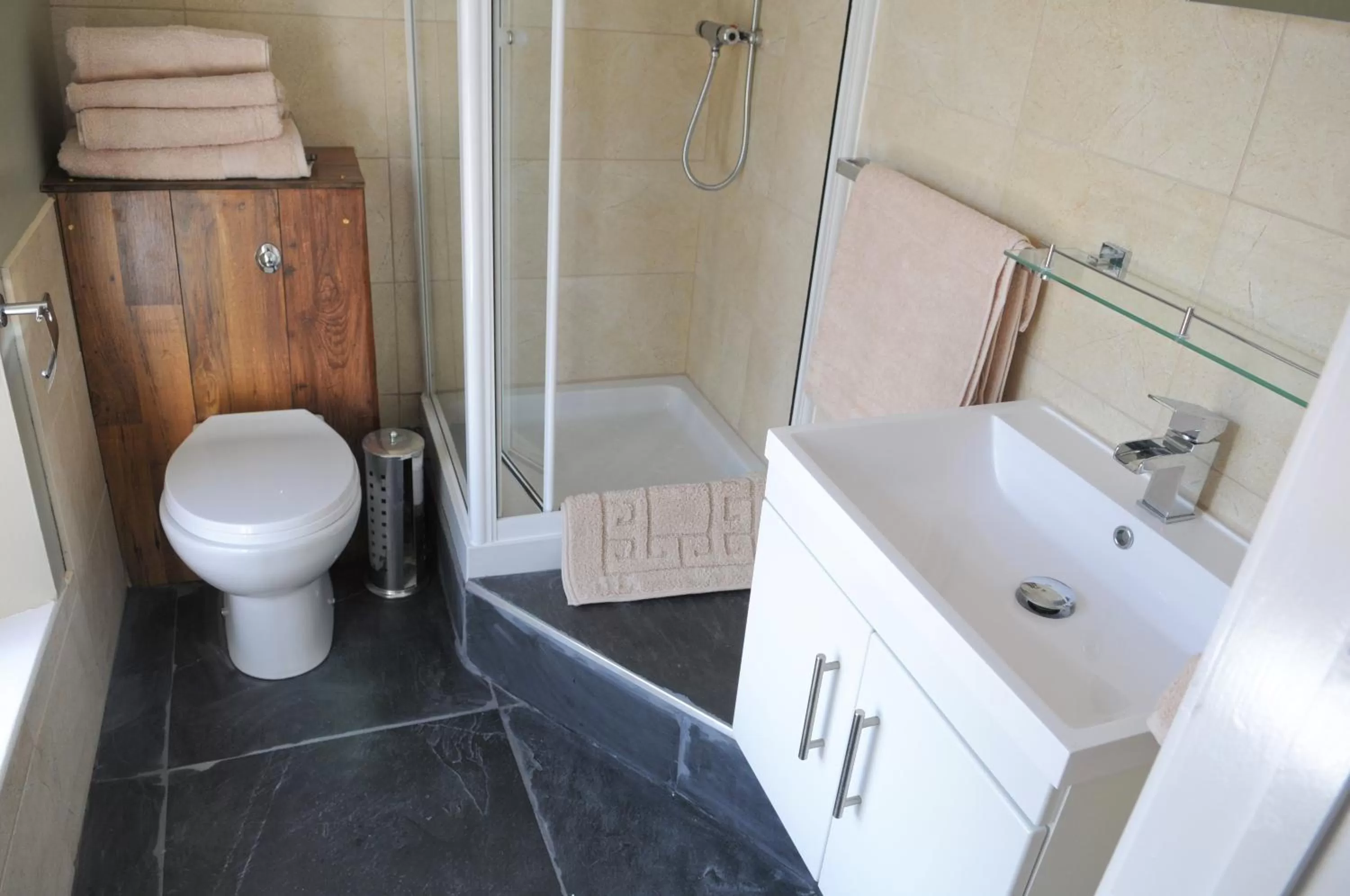 Bathroom in The New Court Inn