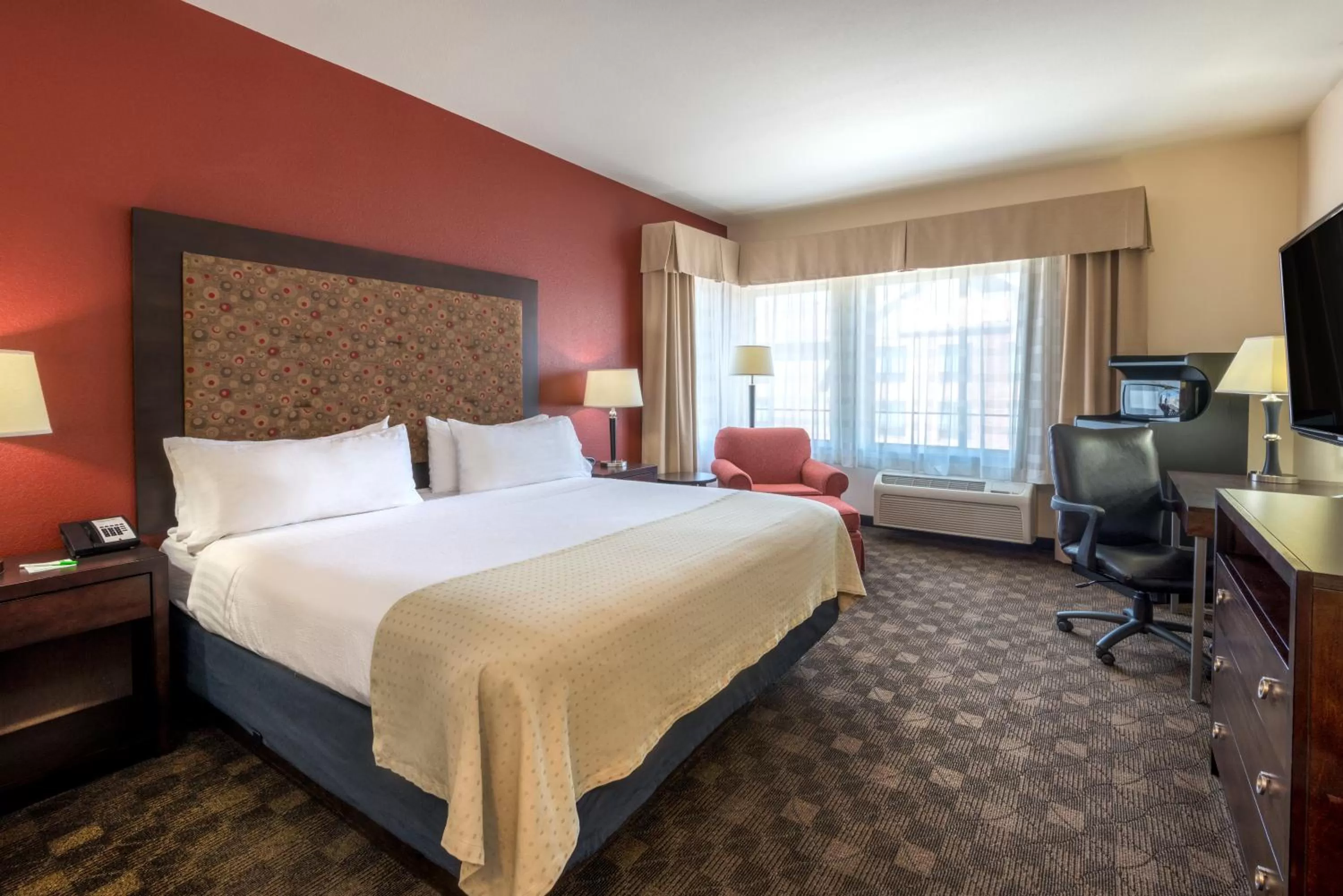 Photo of the whole room, Bed in Holiday Inn Casper East-Medical Center by IHG