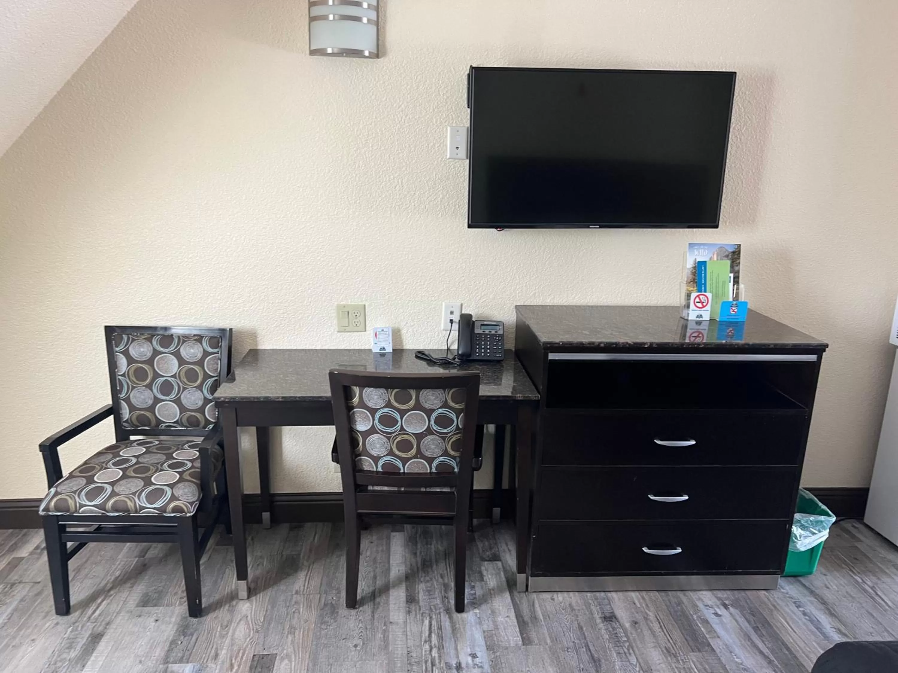 TV and multimedia in Yosemite Sierra Inn