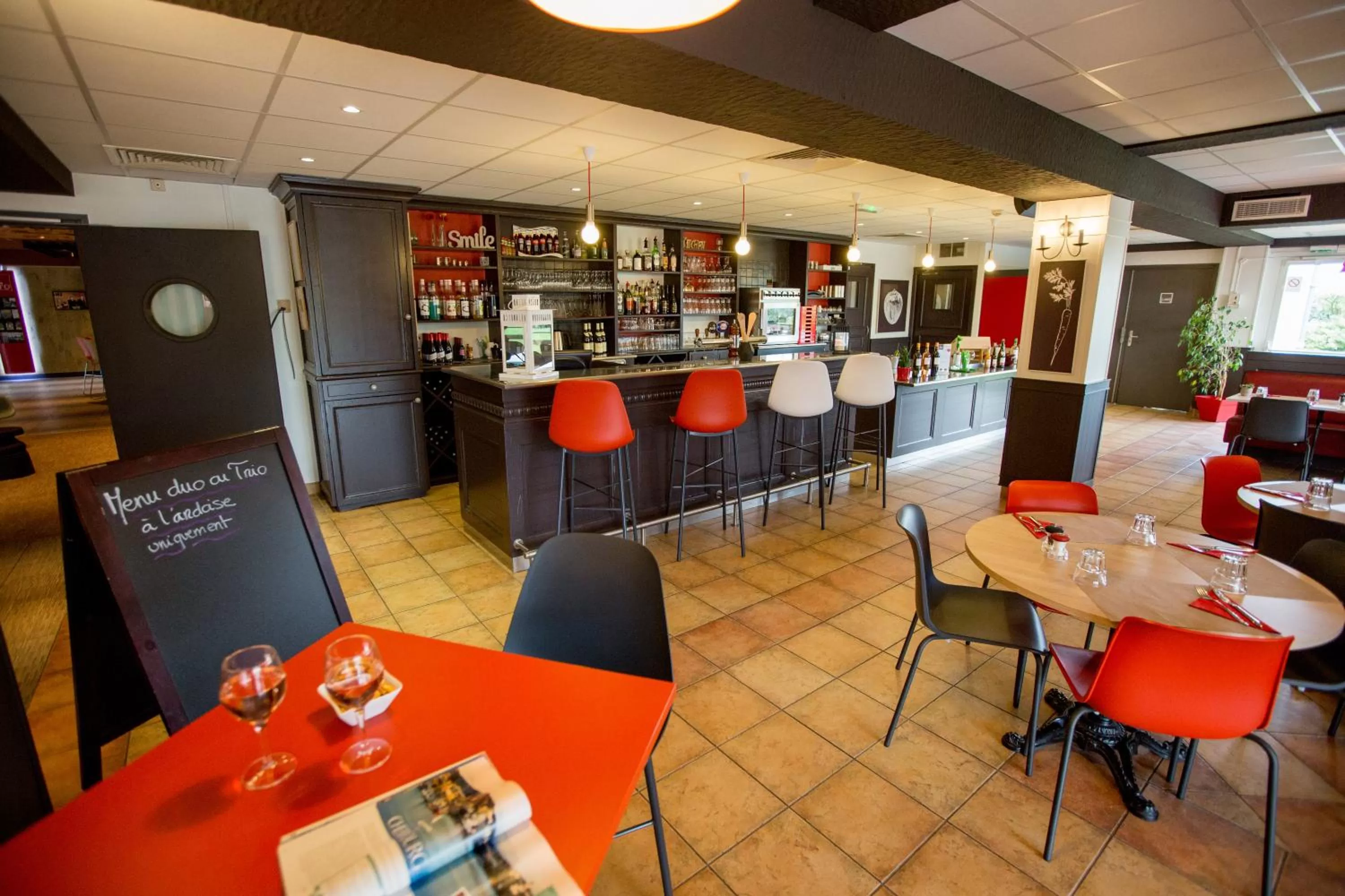 Lounge or bar in ibis budget Cherbourg - La Glacerie