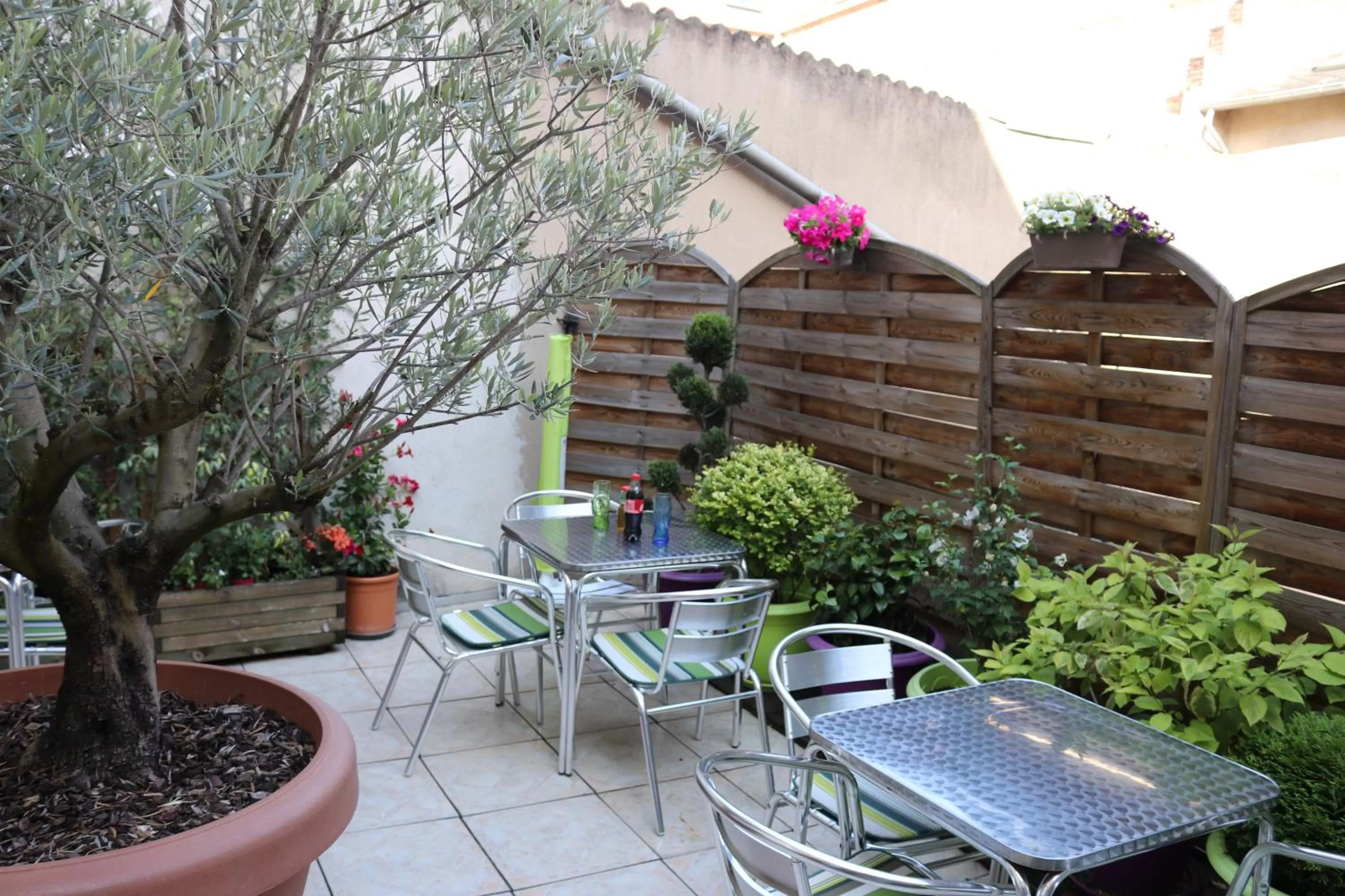 Patio in Logis-Hôtel des Oliviers