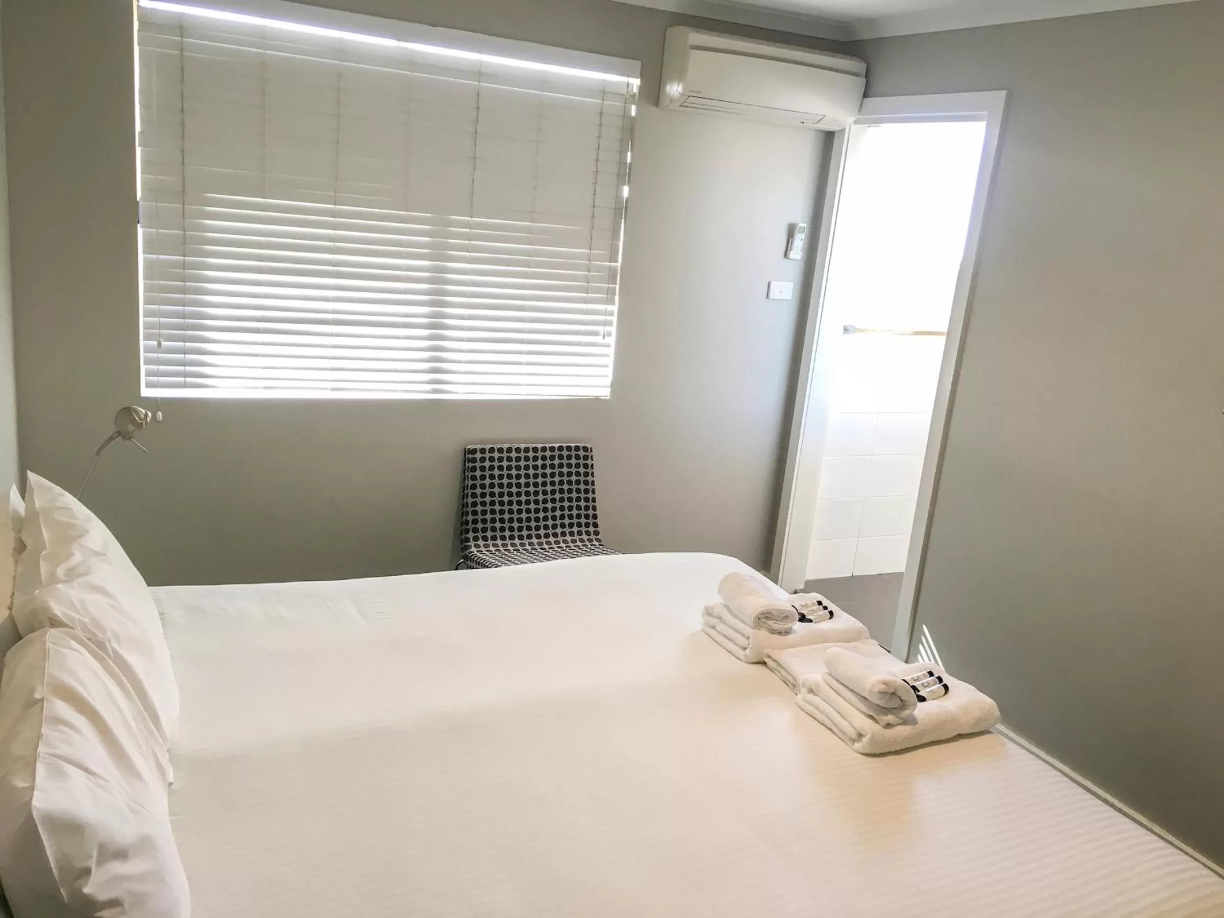 Bedroom, Bed in The Premier Hotel Broadmeadow