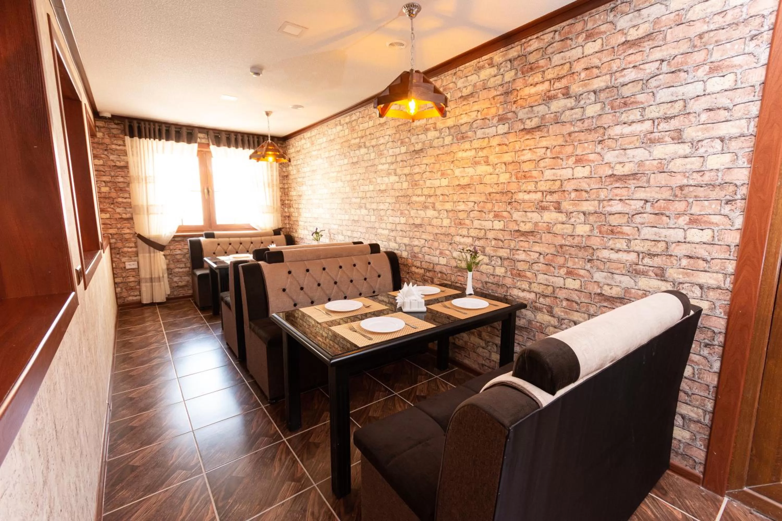 Restaurant/places to eat in VOYAGE HOTEL