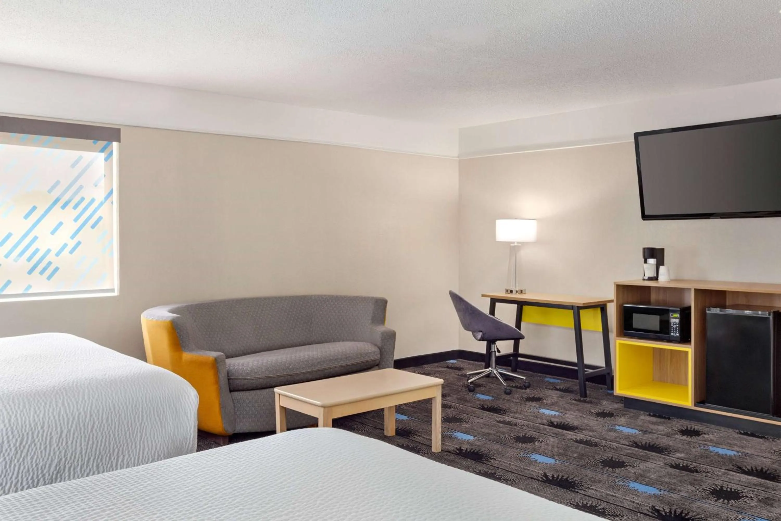 Photo of the whole room, Bed in Days Inn by Wyndham Kansas City International Airport