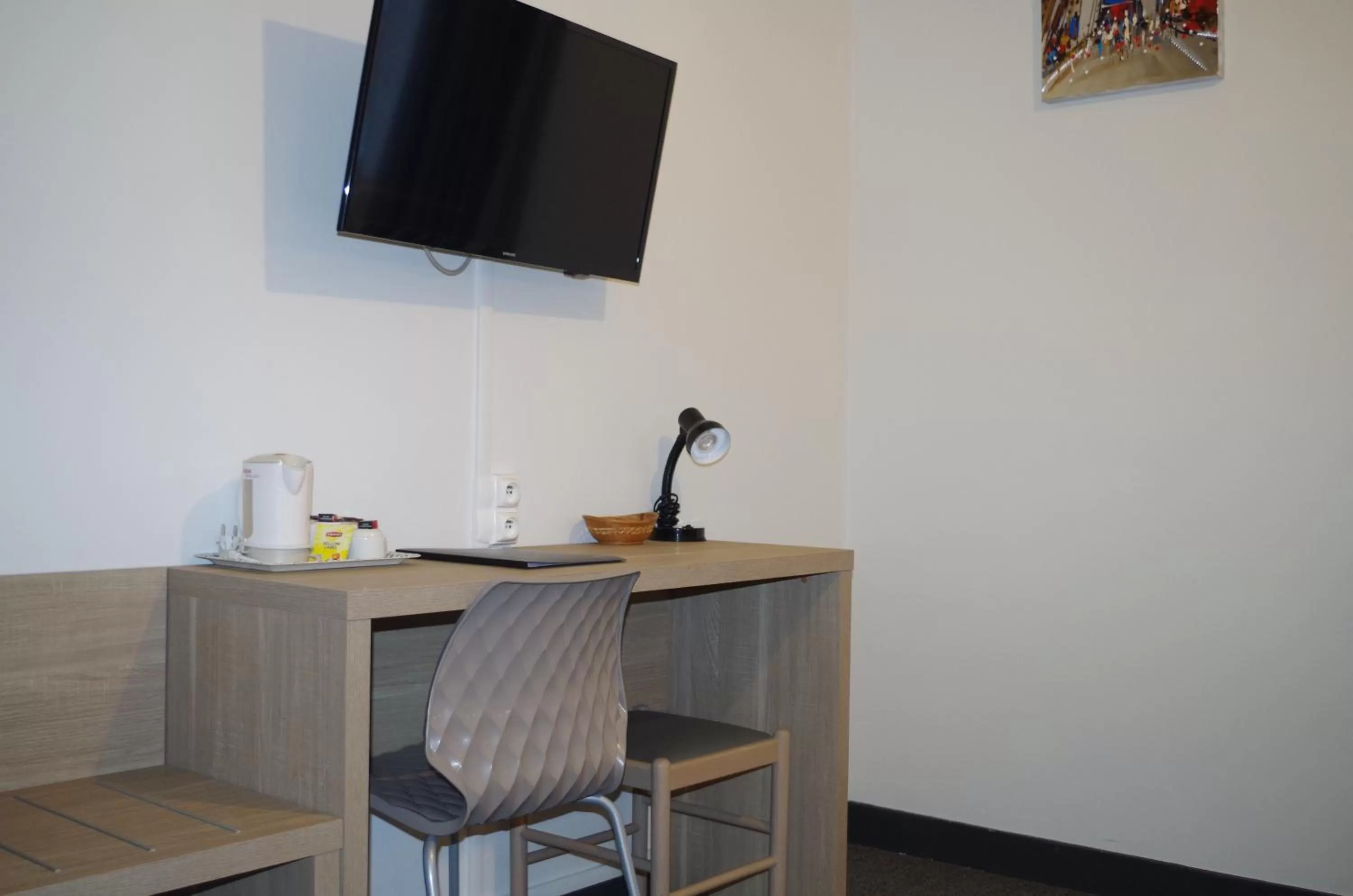 TV and multimedia in The Originals City, Hôtel Le Savoy, Caen