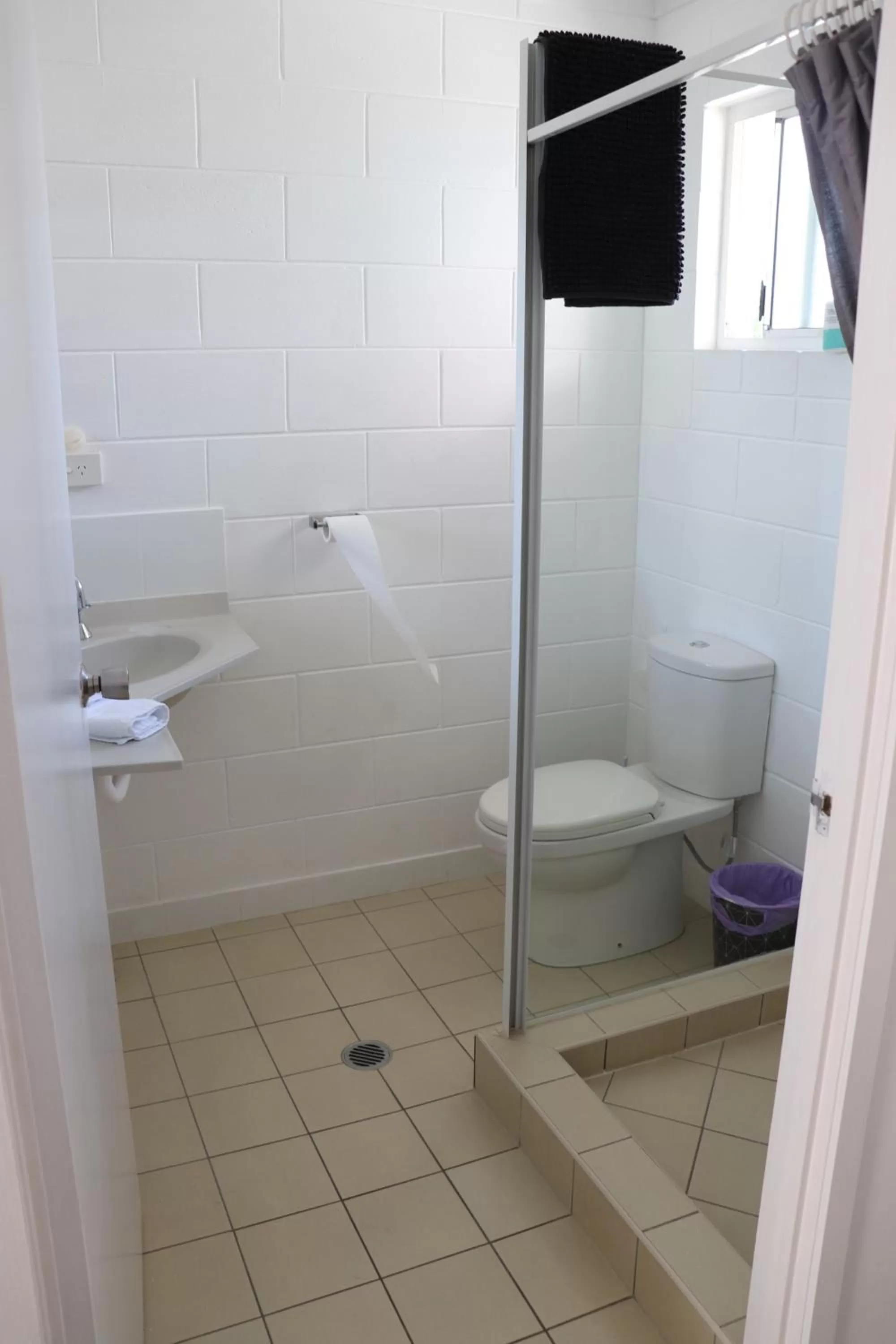 Bathroom in Spanish Lace Motor Inn