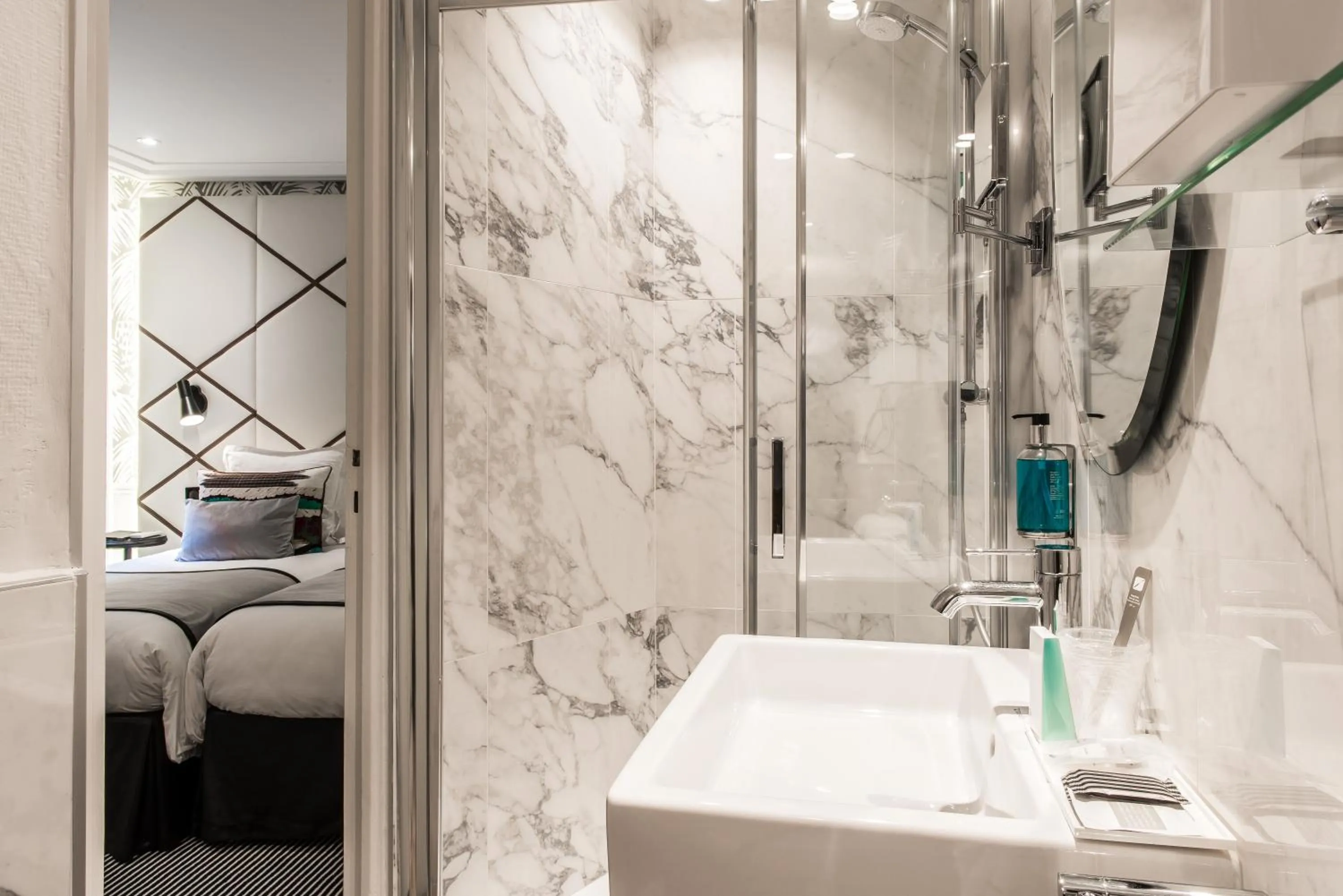 Shower, Bed in Hôtel Jardin Le Bréa