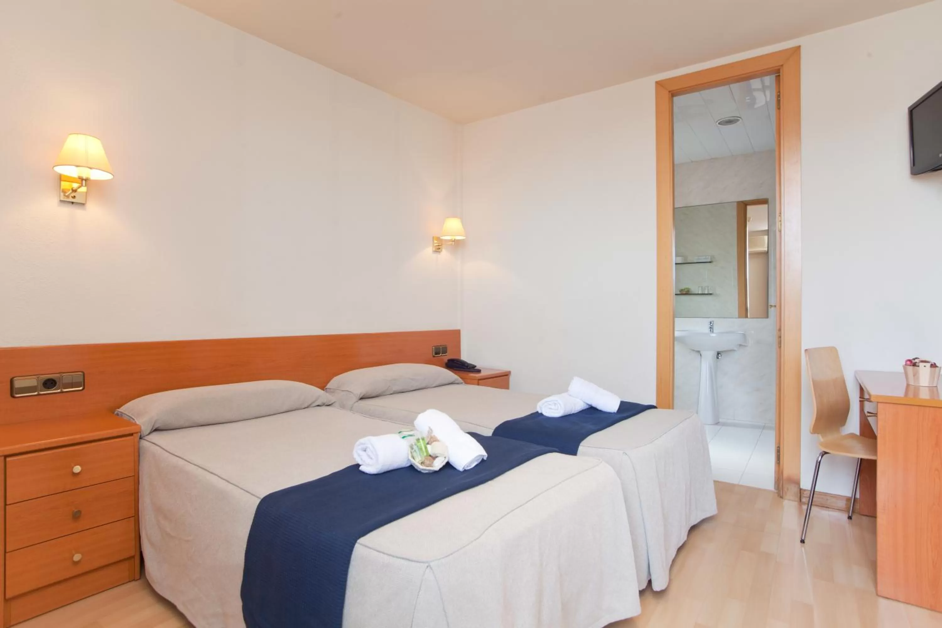 Photo of the whole room, Bed in Hotel Everest