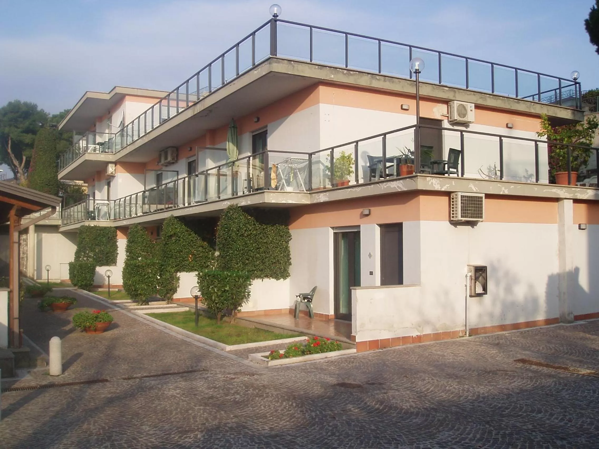 Facade/entrance in Miramare Residence