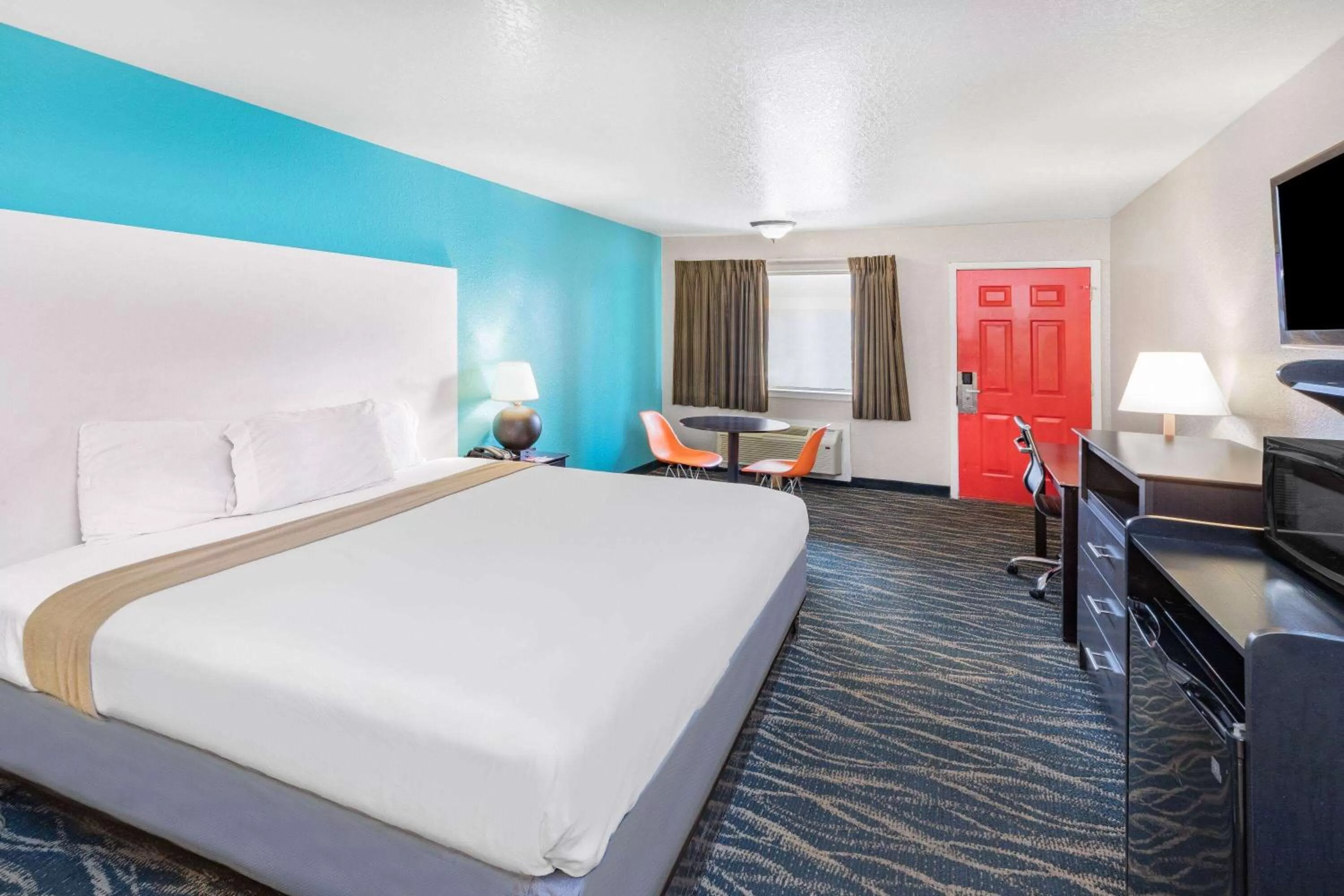 Photo of the whole room, Bed in Howard Johnson by Wyndham Houston Hobby Airport