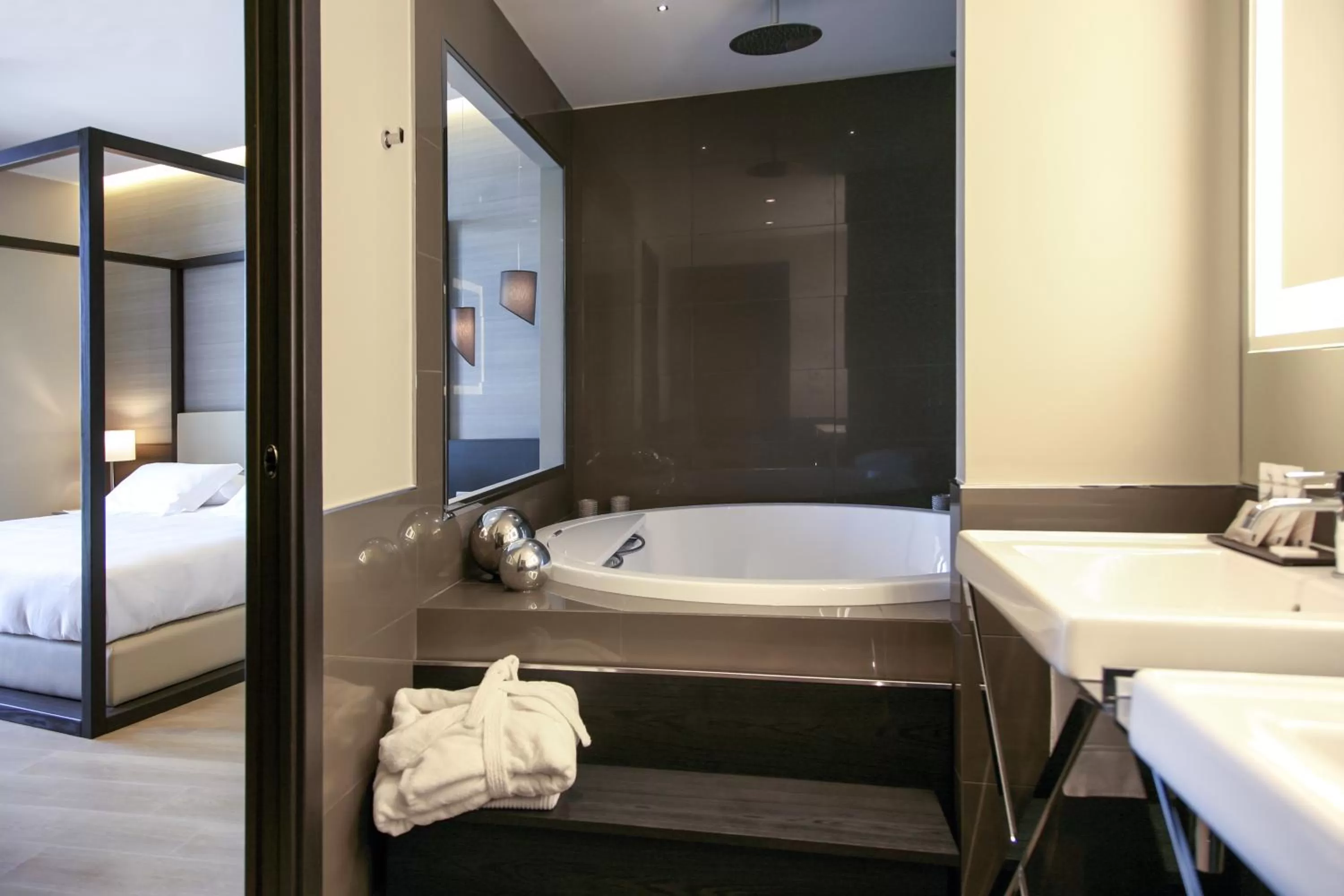 Bathroom, Bed in Ego Hotel