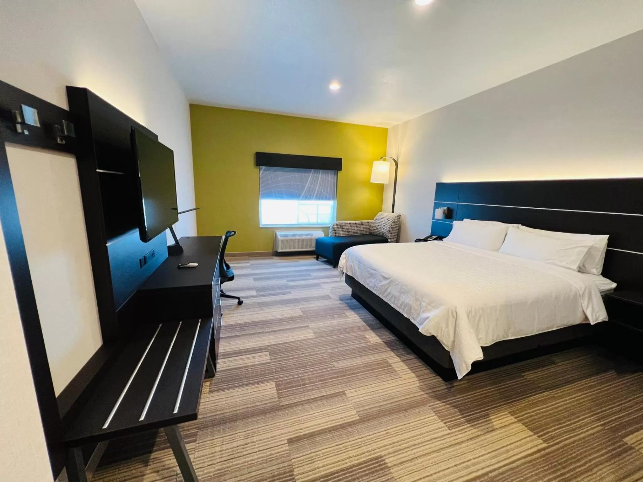 Photo of the whole room, Bed in Holiday Inn Express & Suites Salinas by IHG