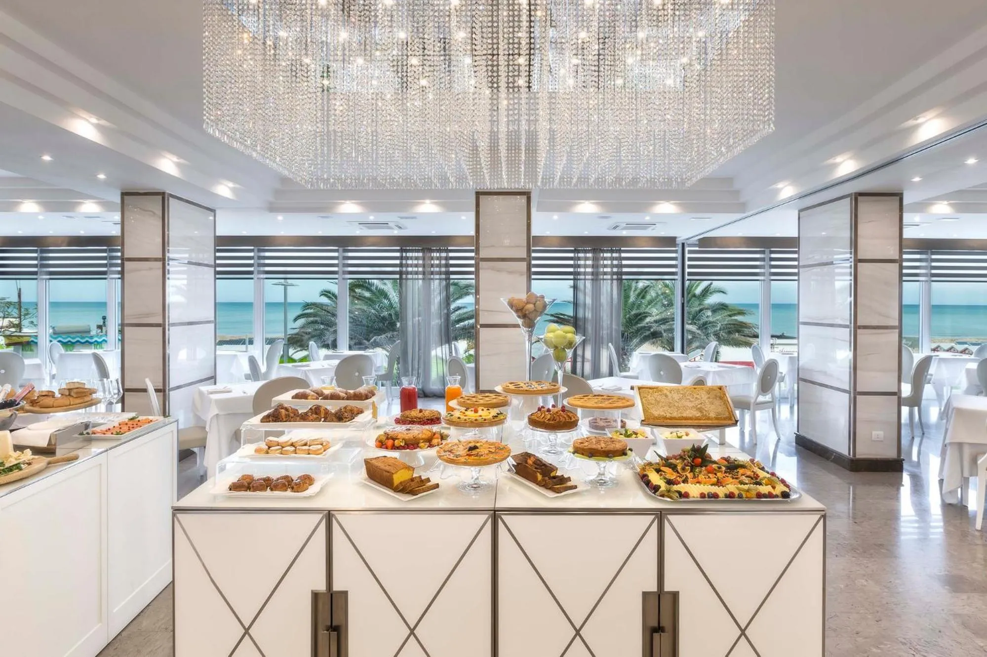 Breakfast in Hotel Tiffany's