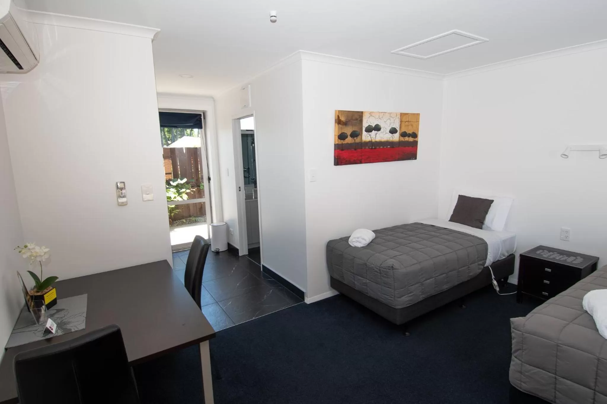 Dining area, Bed in Middle Park Motel