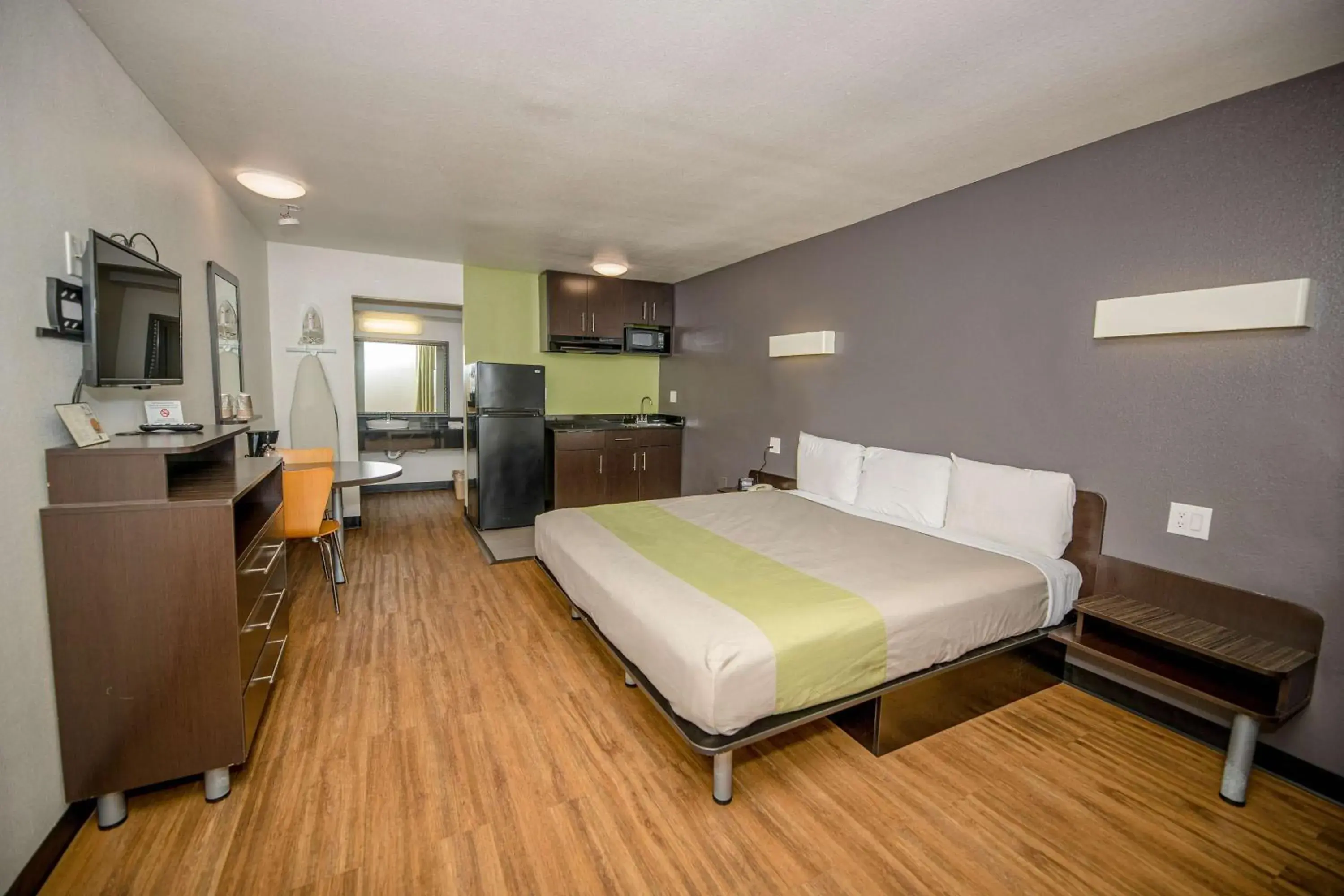 Deluxe King Room - single occupancy - Smoking in Studio 6-Tyler, TX Deluxe King Room - single occupancy - Smoking in Studio 6-Tyler, TX