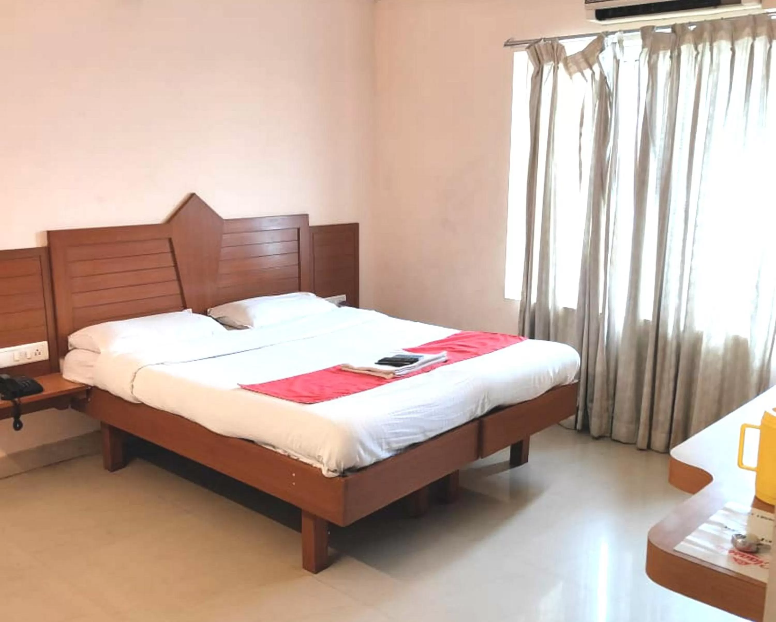 Bed in Silver Cloud Hotel Sholinganallur