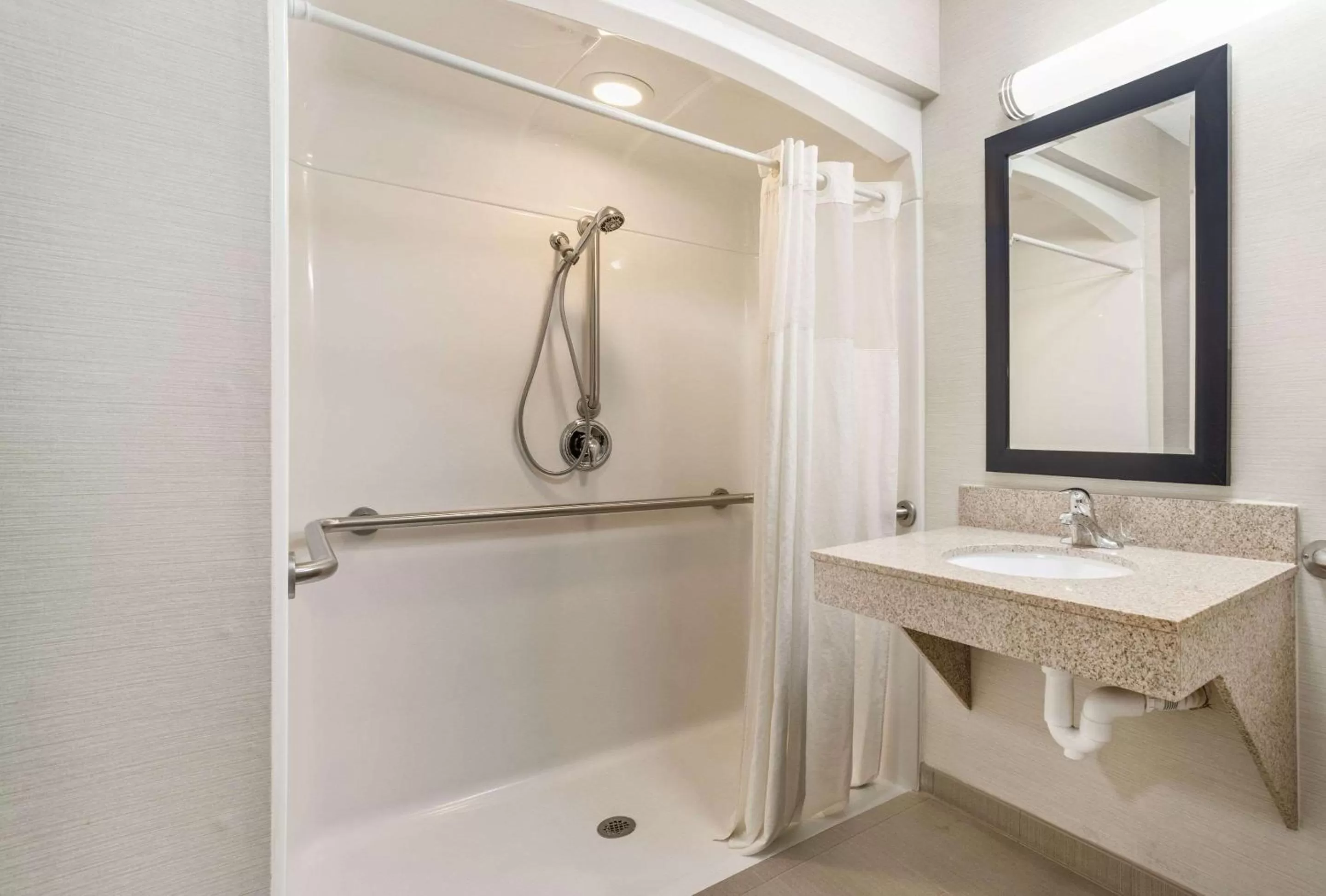 Bathroom in Quality Inn Effingham North