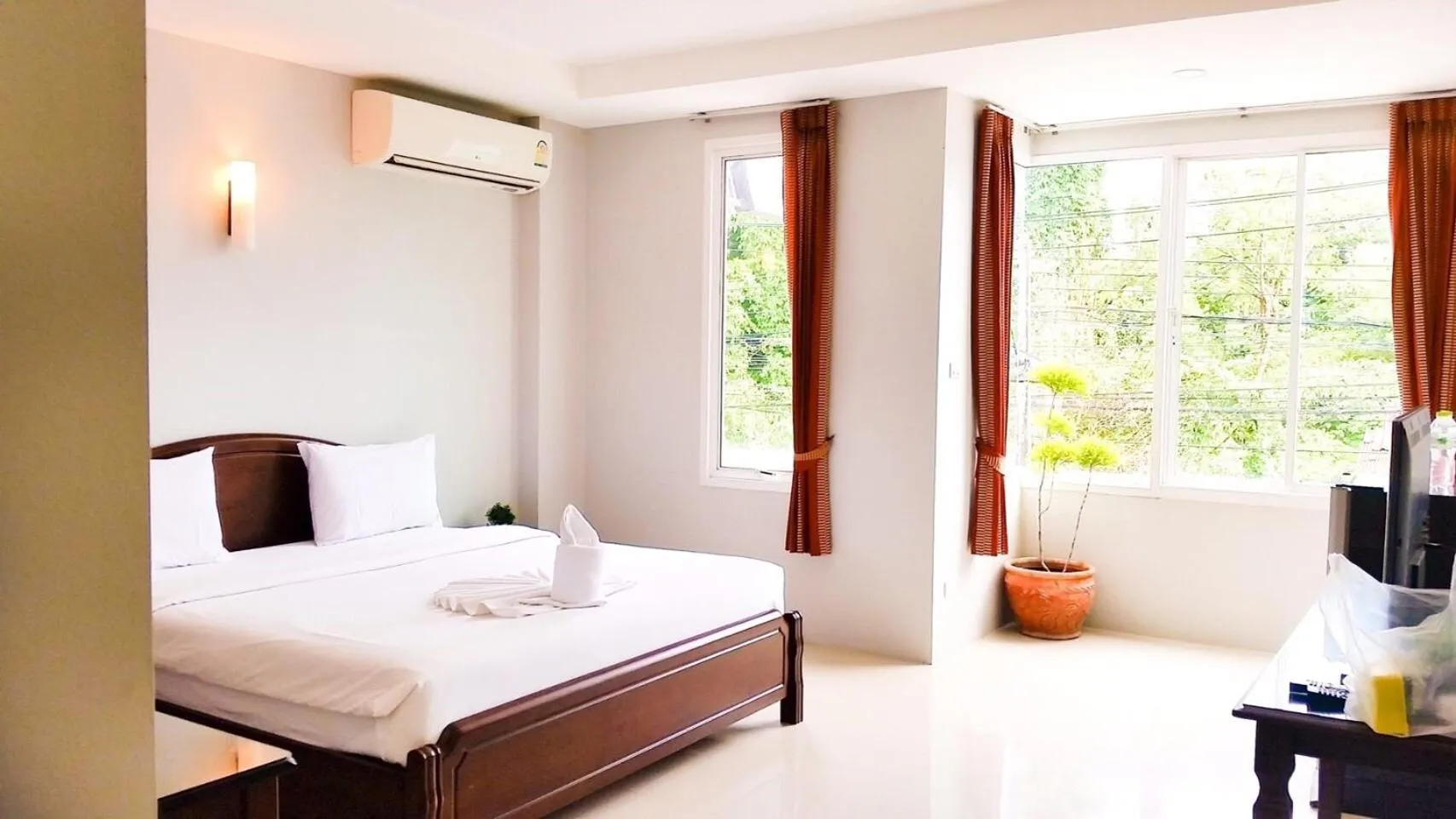 Photo of the whole room, Bed in J.Holiday Inn Krabi