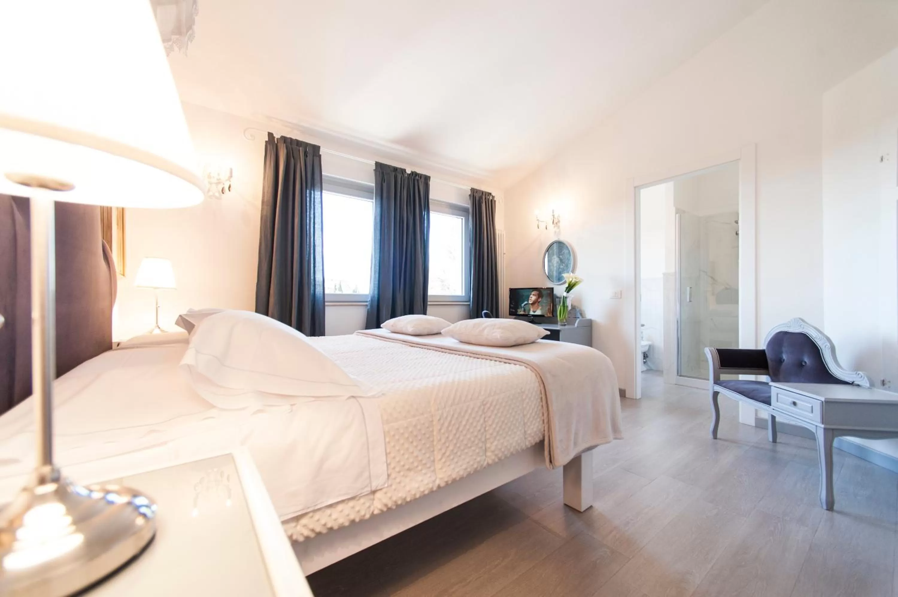 Photo of the whole room, Bed in Country Lodge B&B