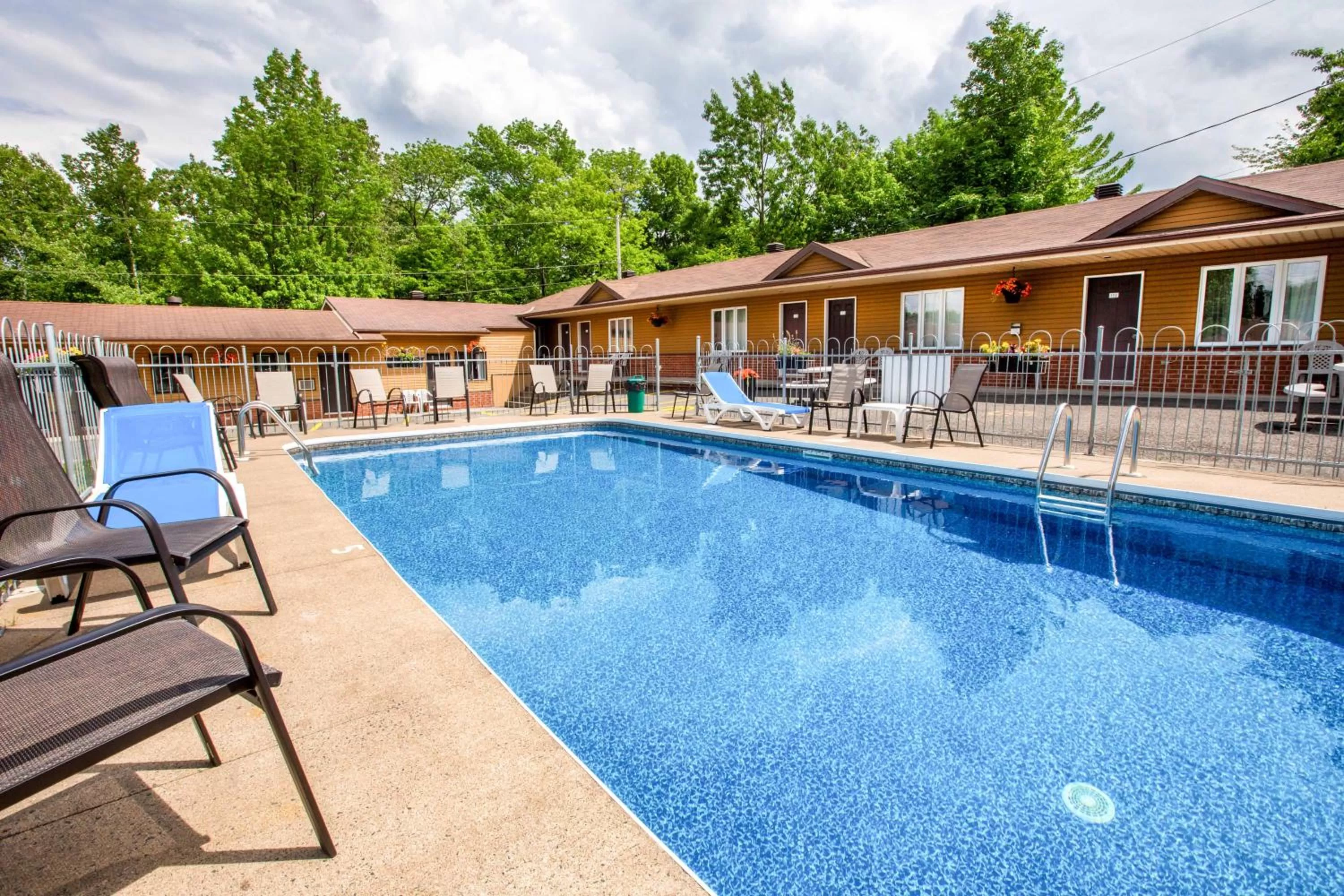 Swimming Pool in Motel et Camping Etchemin
