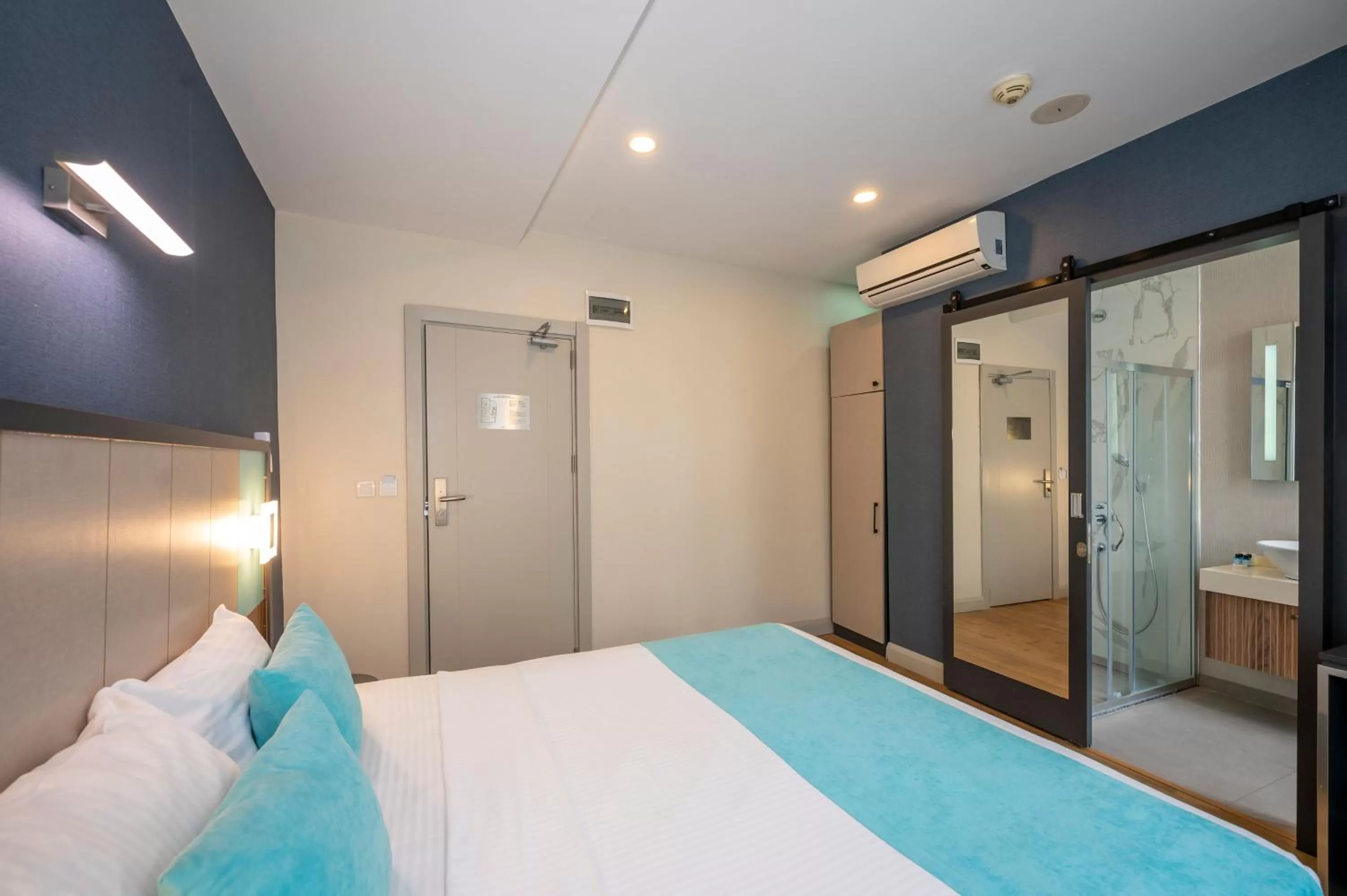 Photo of the whole room, Bed in Juno Hotel Taksim