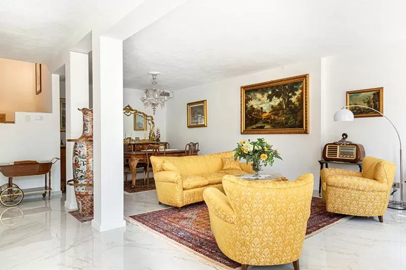 Communal lounge/ TV room in Ghe Sem Morazzone B&B