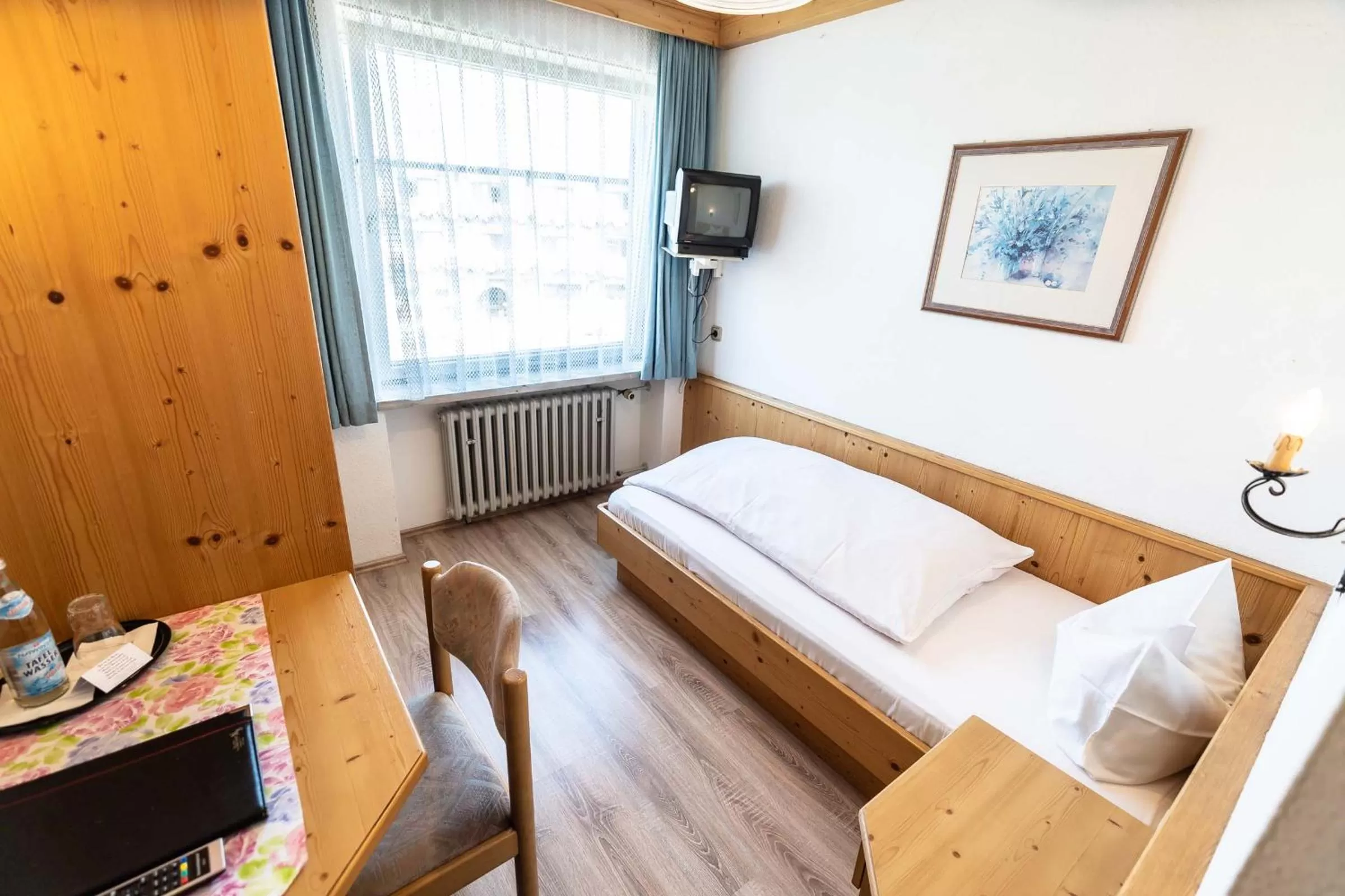 Photo of the whole room, Bed in Hotel-Gasthof Zum Dragoner