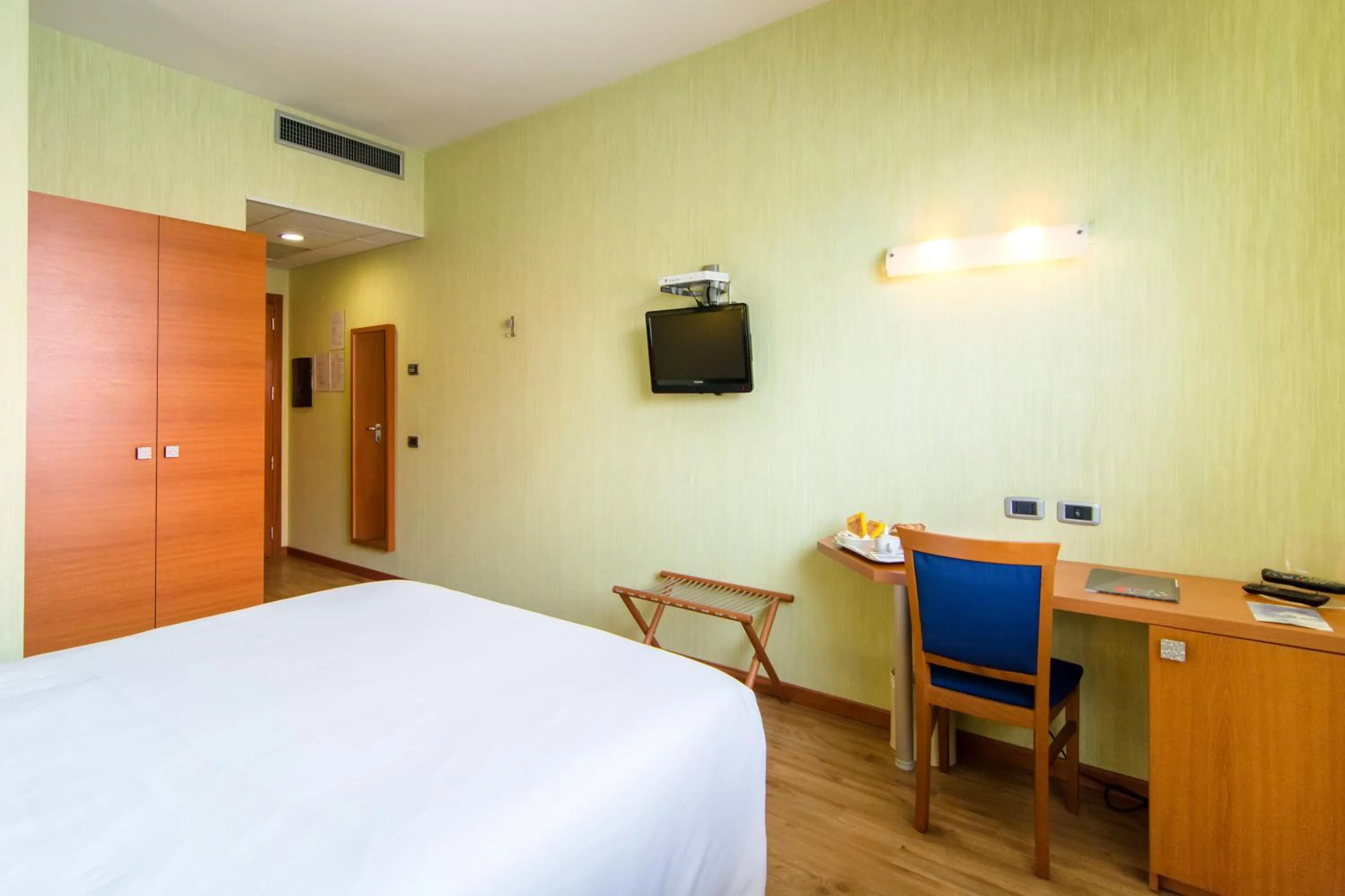 Bedroom, Bed in Hotel Concorde