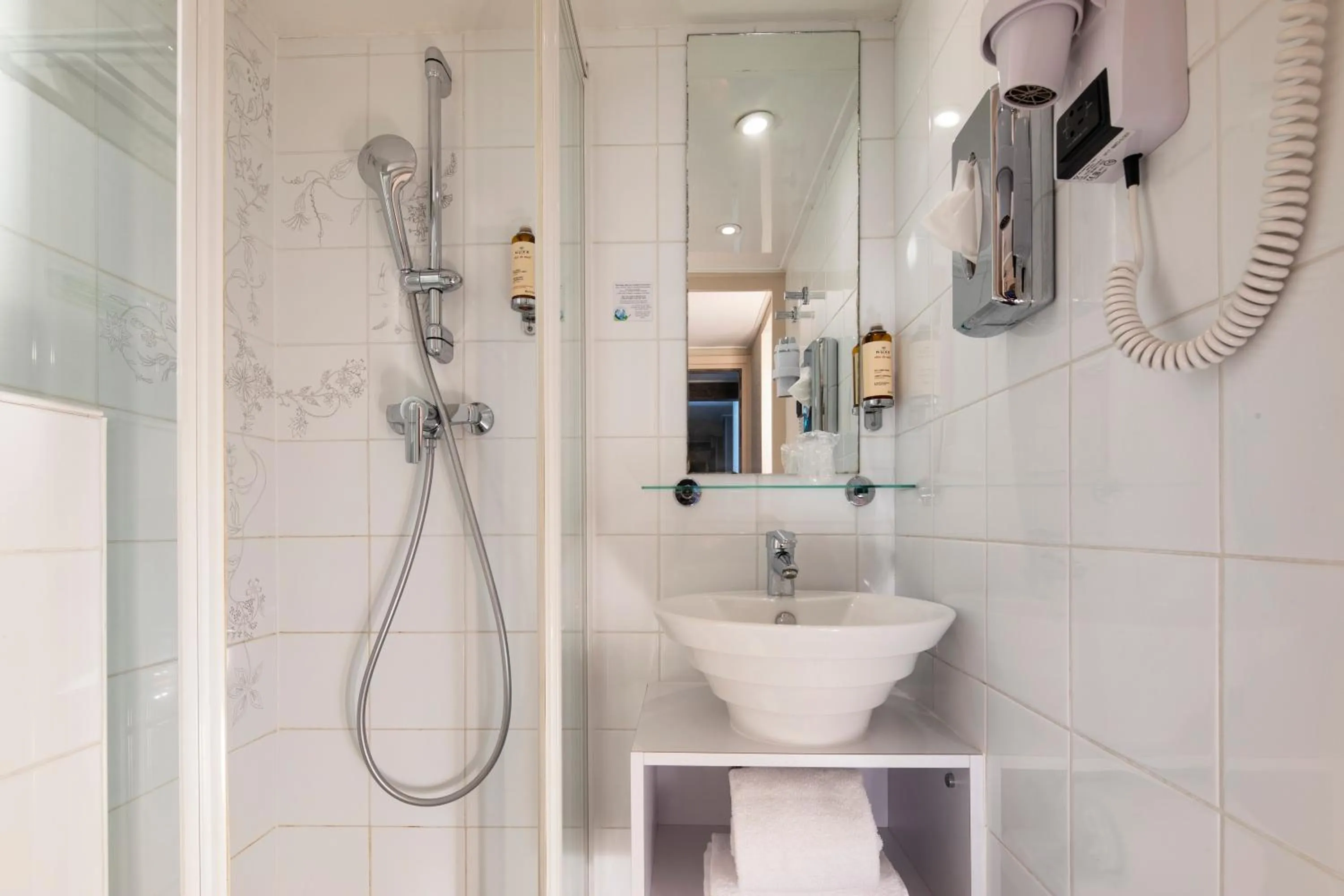 Shower in Hôtel Joe M