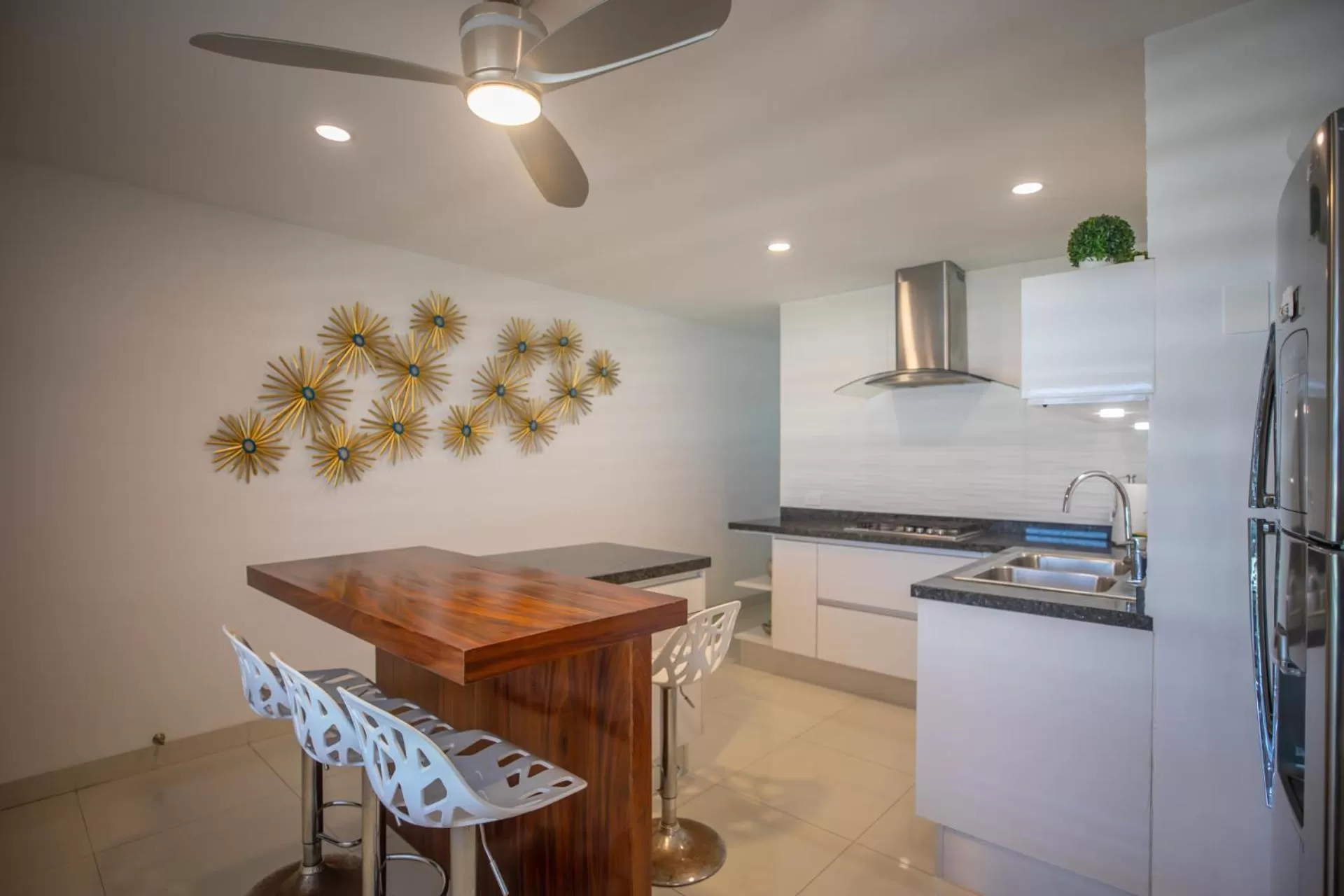 kitchen, Kitchen/Kitchenette in Beachfront Penthouses by LivIN Cancun