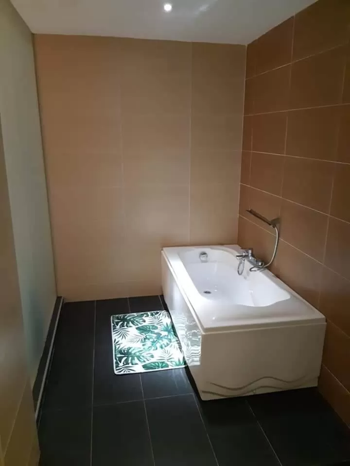 Toilet in Grandeur Hotel And Spa