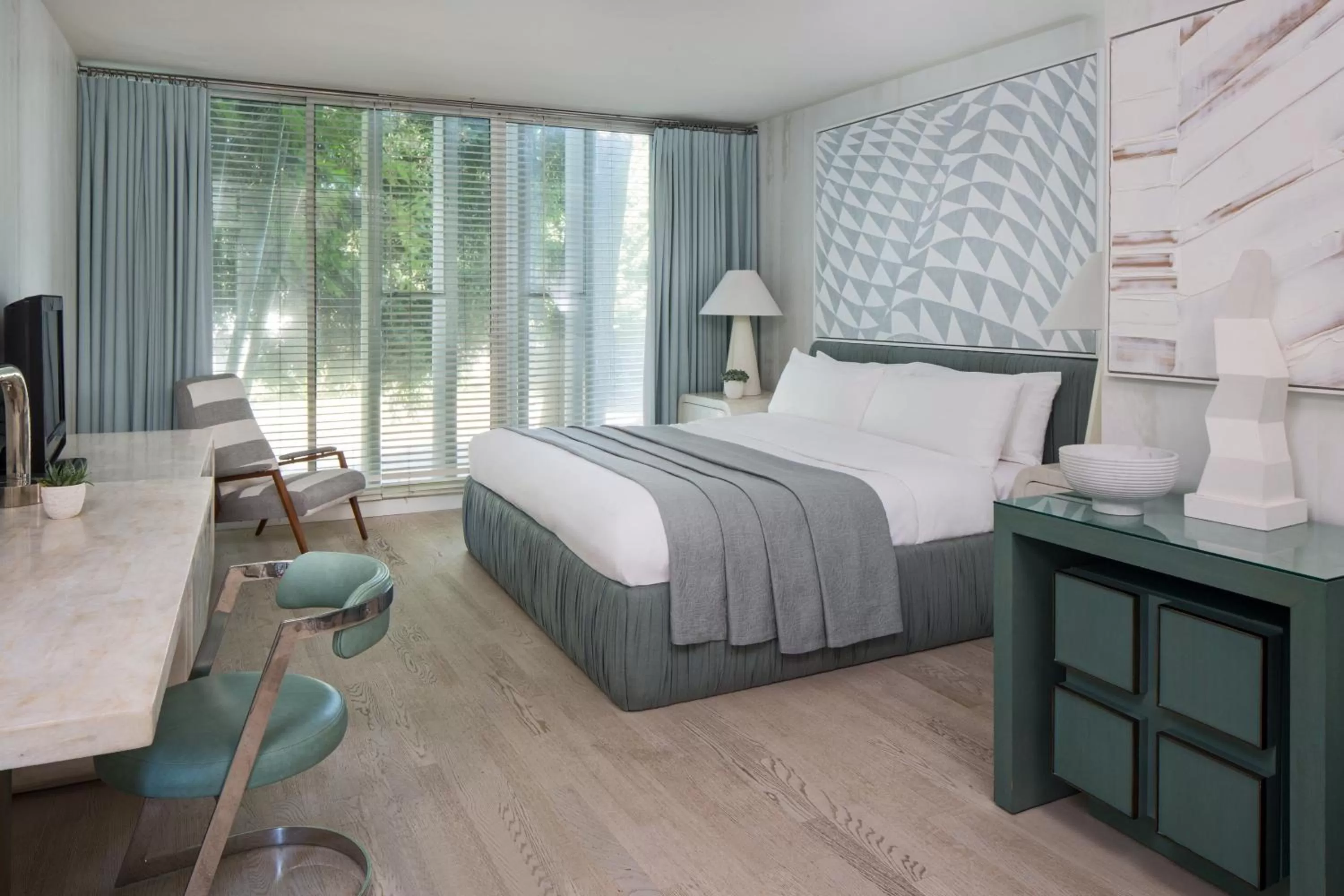 Photo of the whole room, Bed in Avalon Hotel Beverly Hills, a Member of Design Hotels