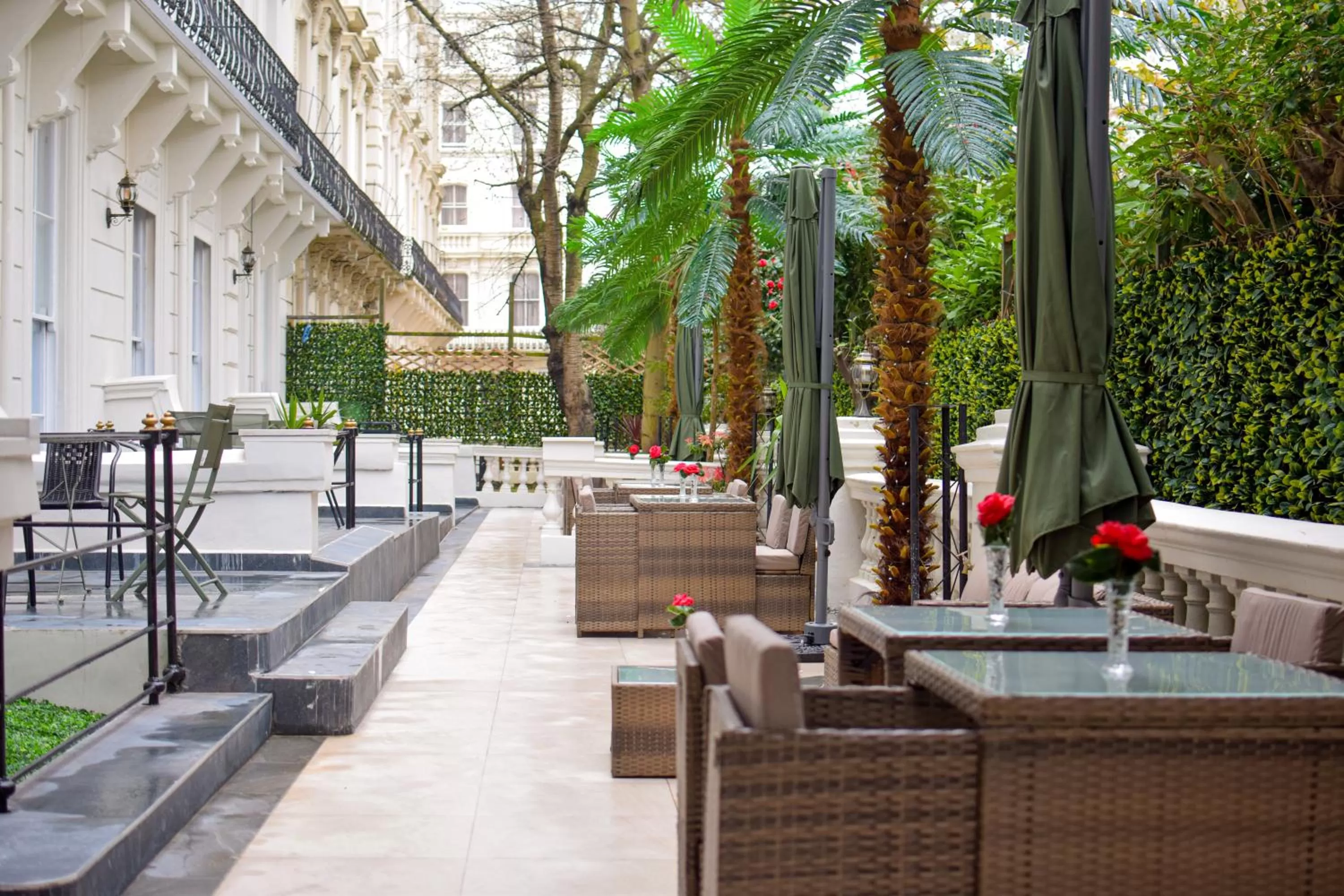 Balcony/Terrace in Pembridge Palace Hotel