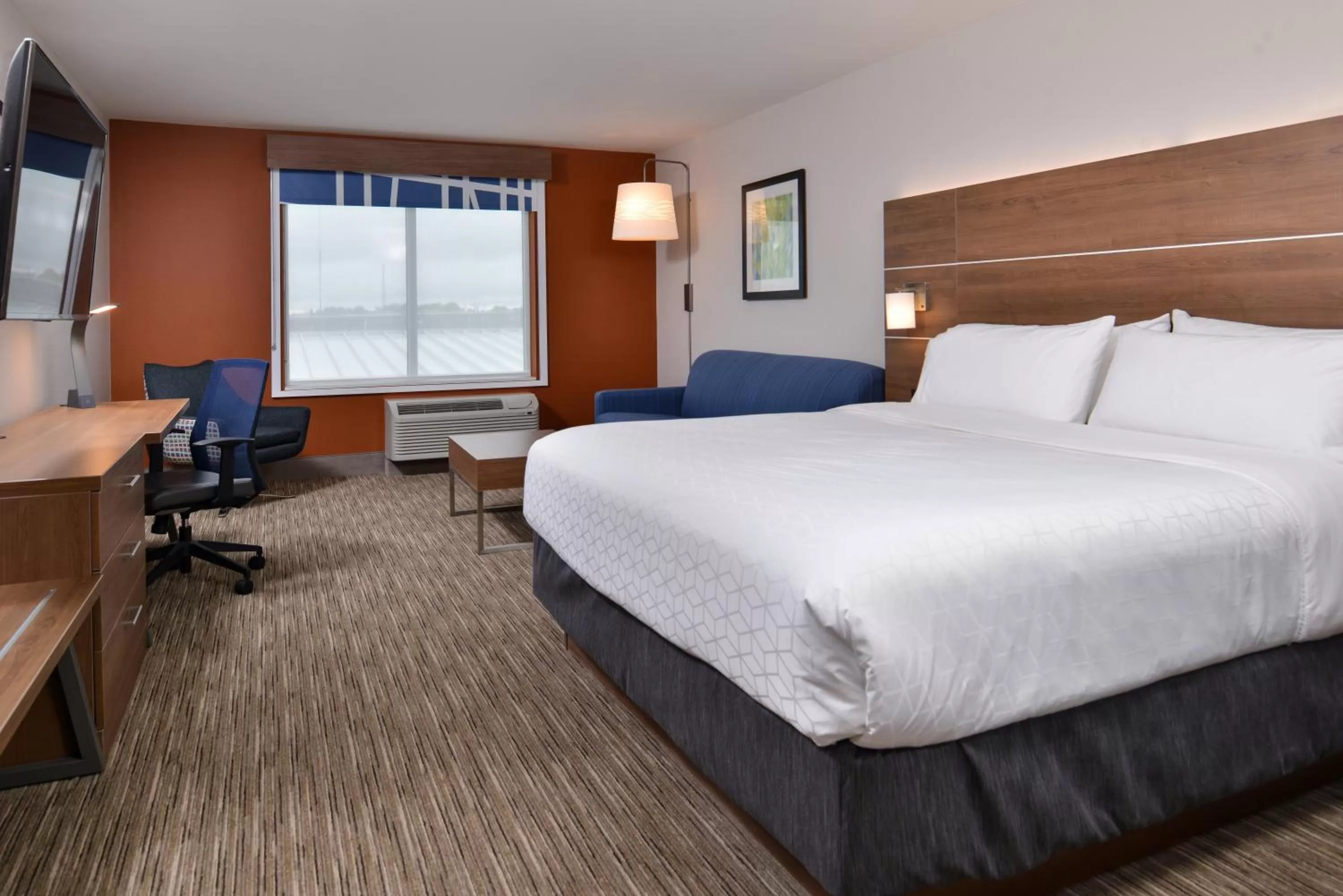 Photo of the whole room, Bed in Holiday Inn Express & Suites - Marshalltown by IHG