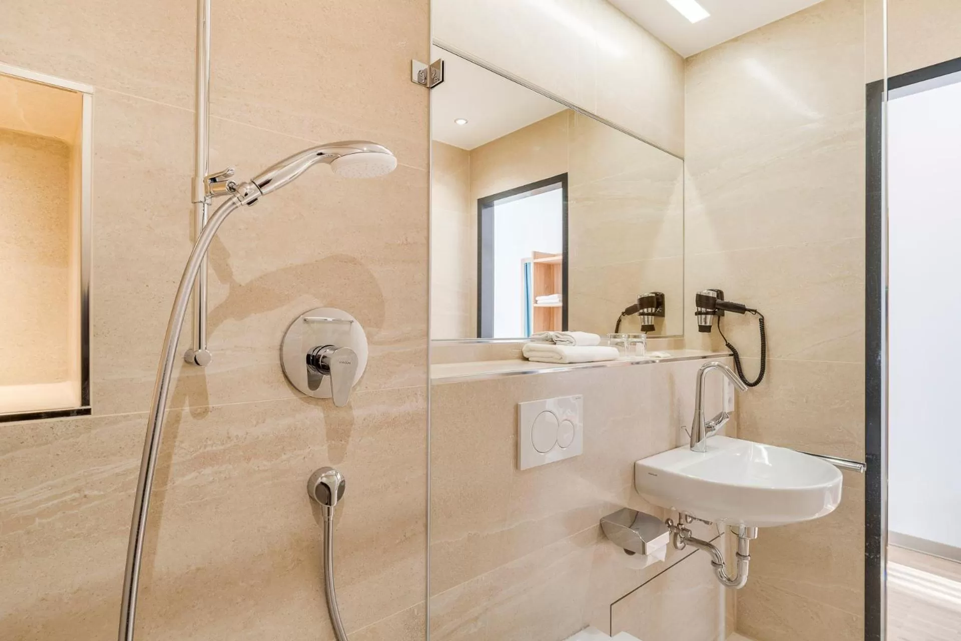Shower in Hotel-Etage Apfelrot